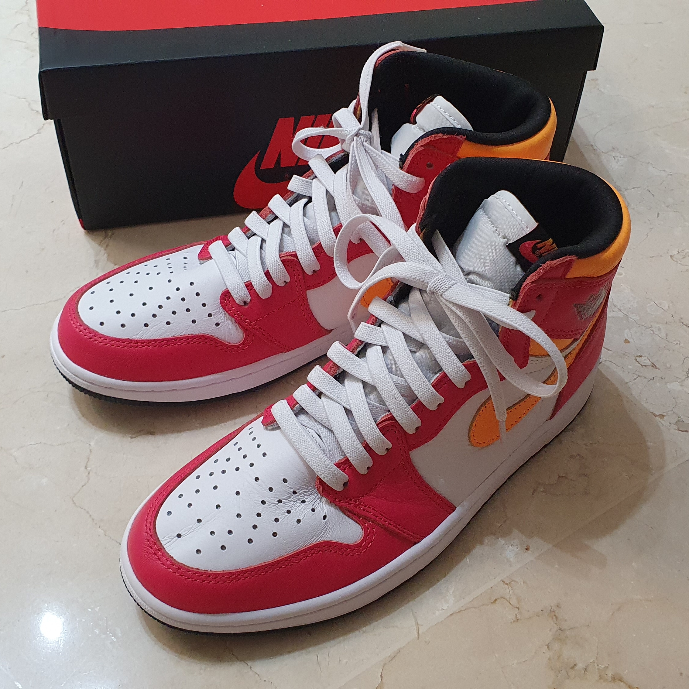 Jordan 1 Retro High OG Light Fusion Red 착용 스타일 - 1