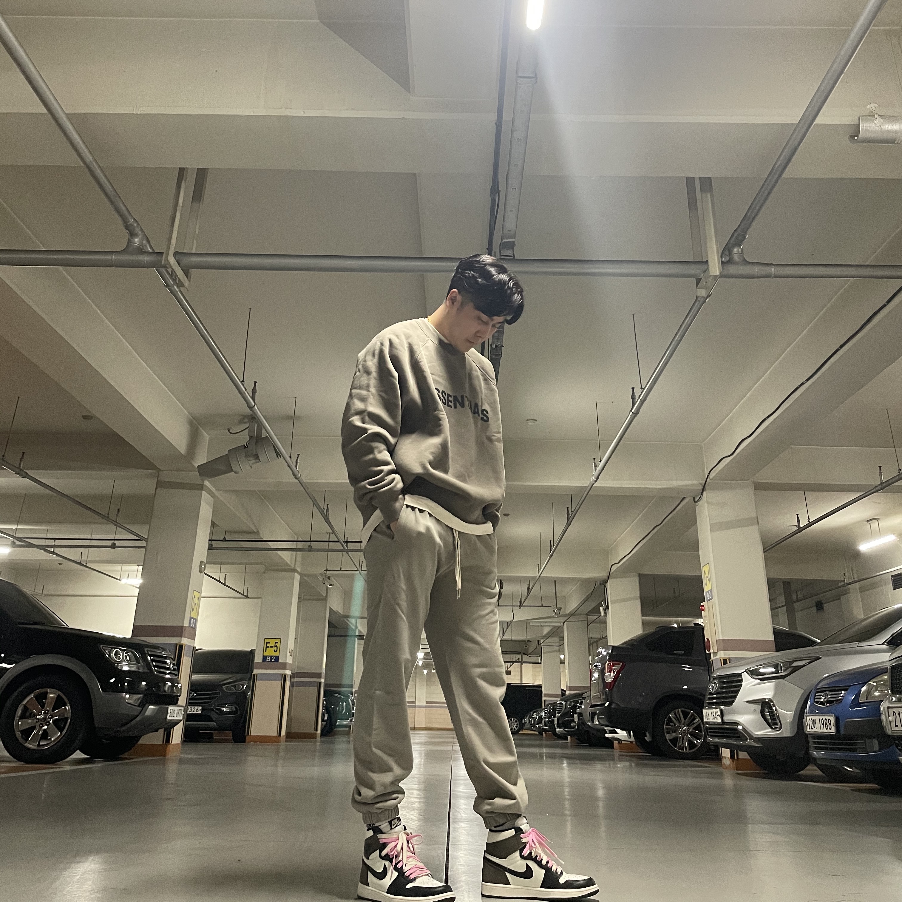Jordan 1 Retro High OG Black Mocha 착용 스타일 - 2