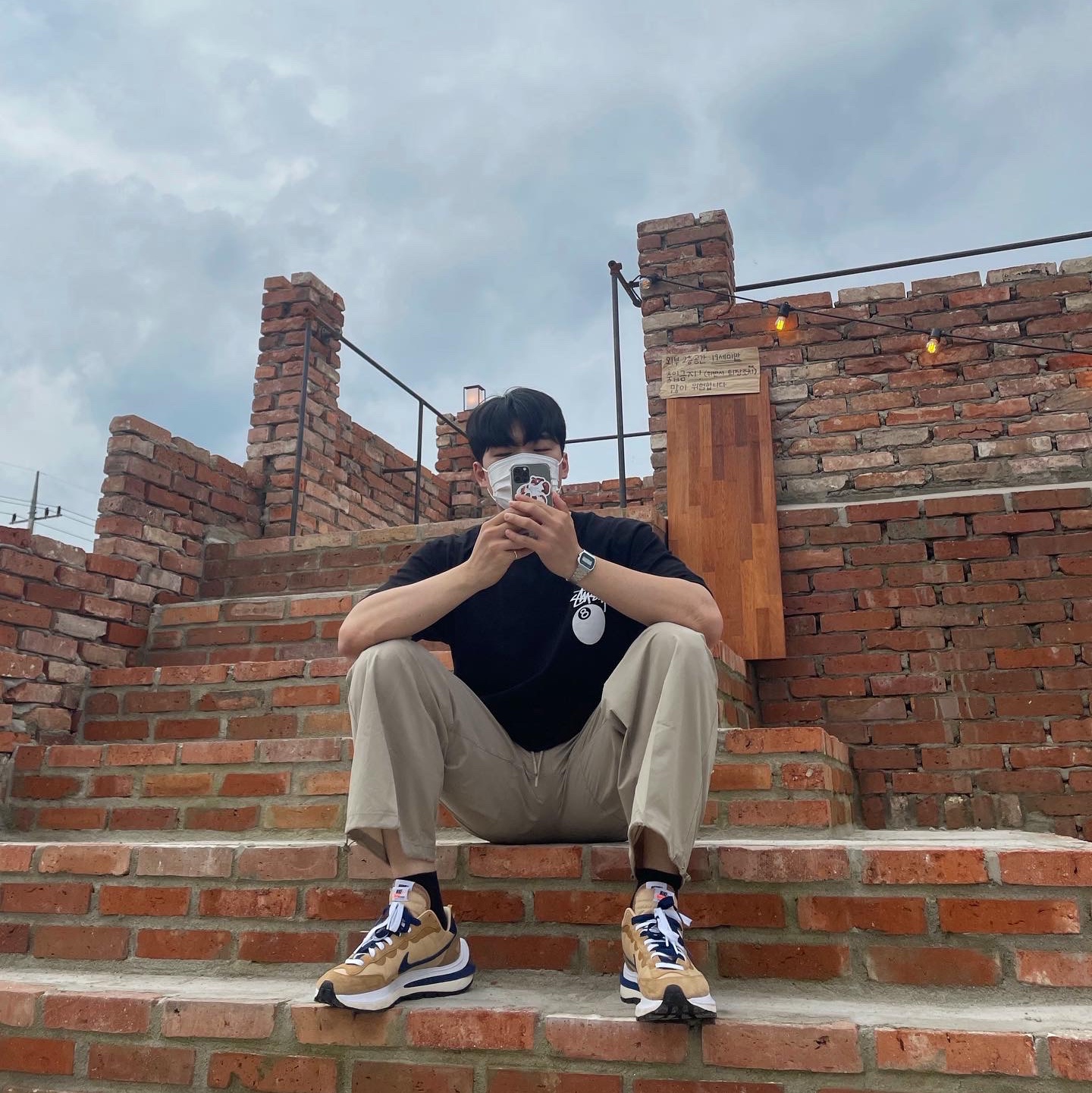 Nike x Sacai VaporWaffle Sesame and Blue Void, Stussy 8 Ball T-Shirt Black - 21SS 착용 스타일 - 3