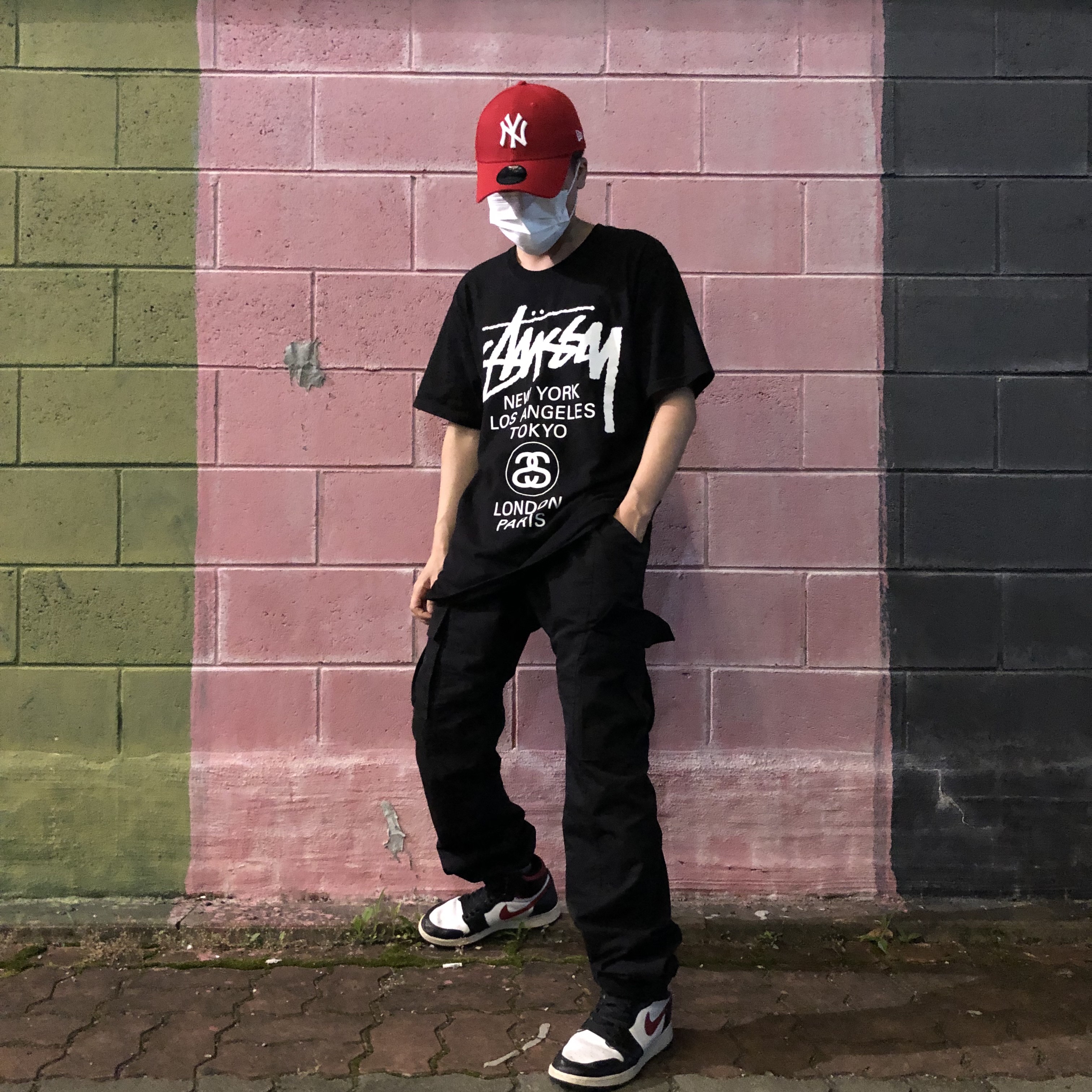 Jordan 1 Retro High OG Gym Red, Stussy World Tour T-Shirt Black 착용 스타일