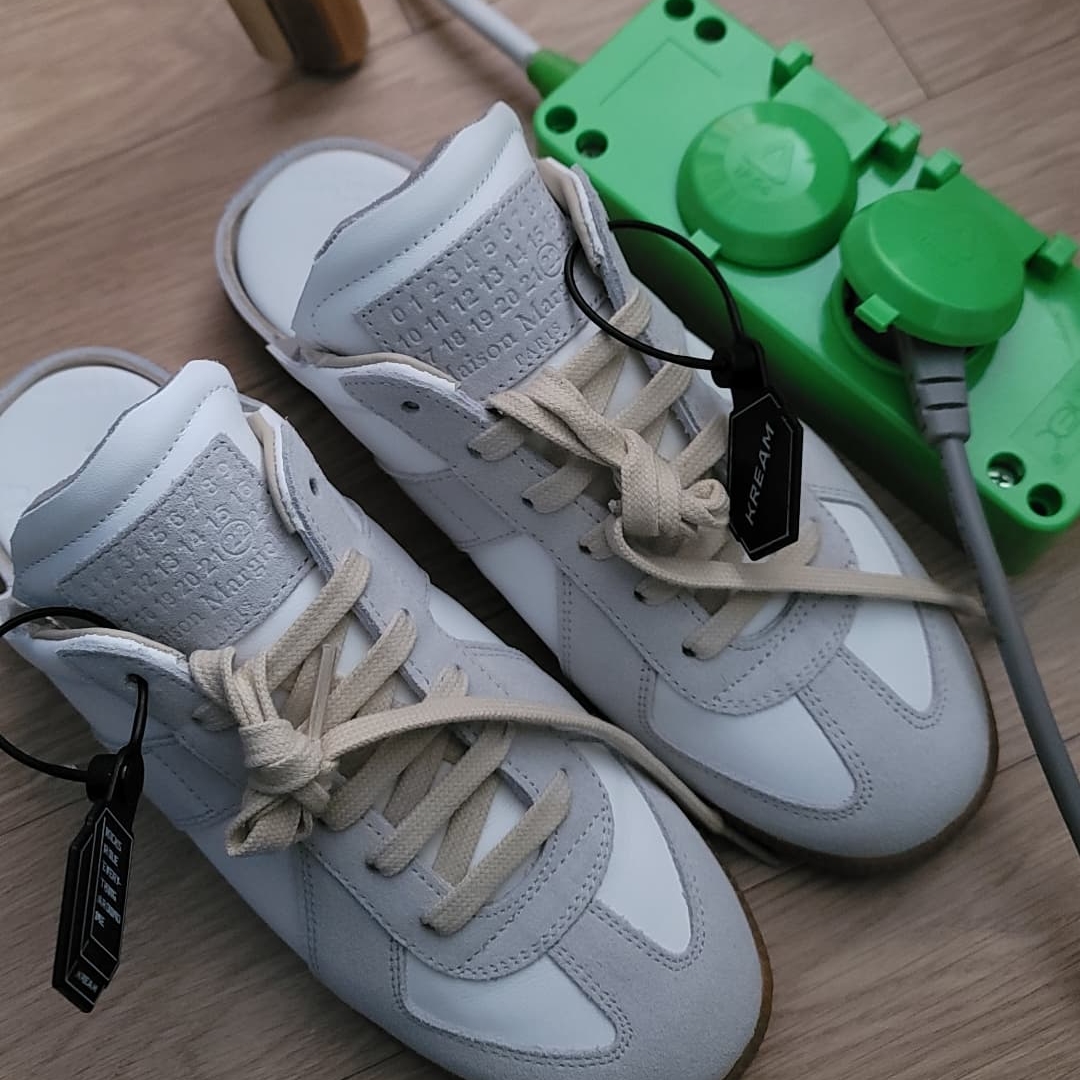 (W) Maison Margiela Replica Cut-Out Sneakers Light Grey 착용 스타일