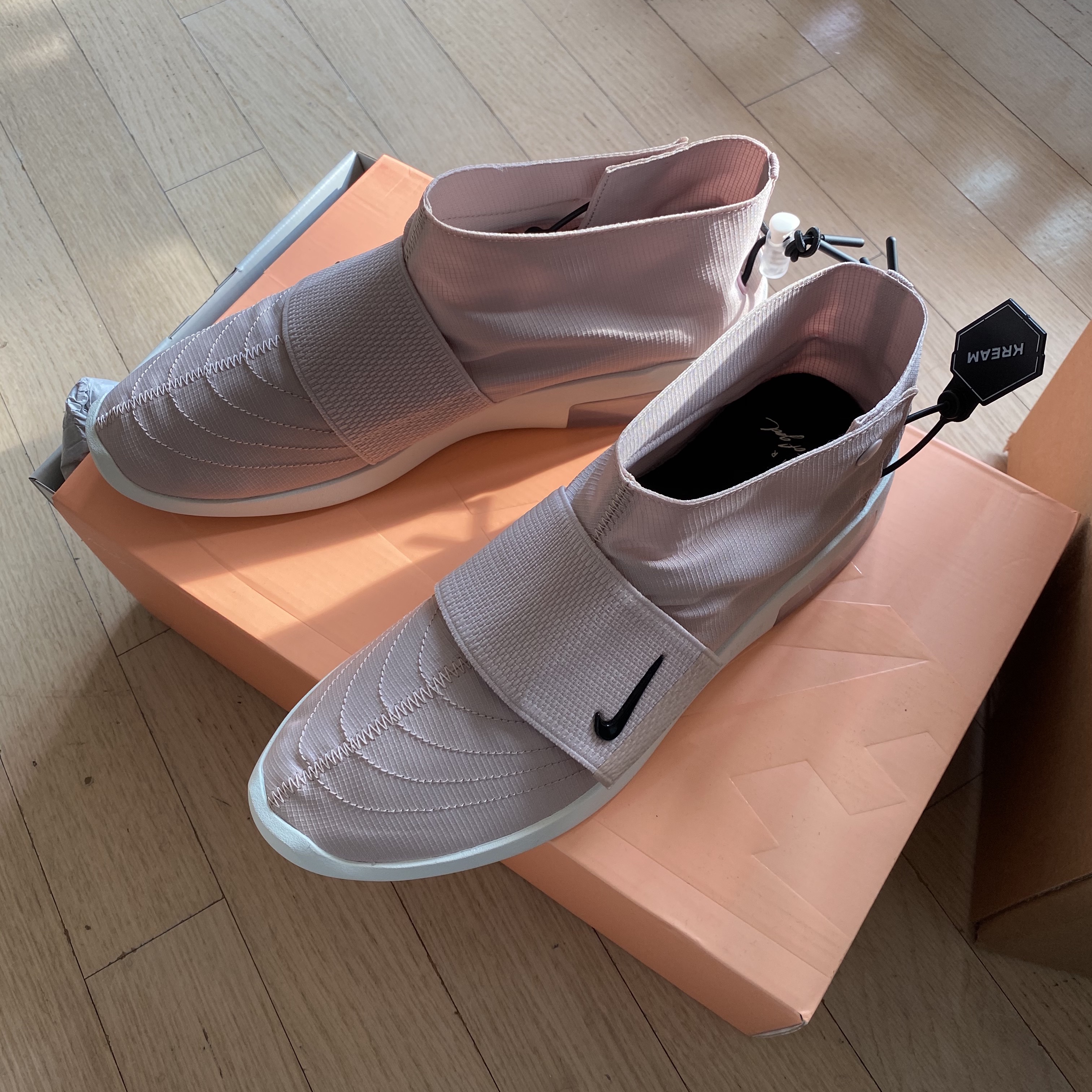 Nike x Fear of God Air Fear of God Moccasin Particle Beige 착용 스타일