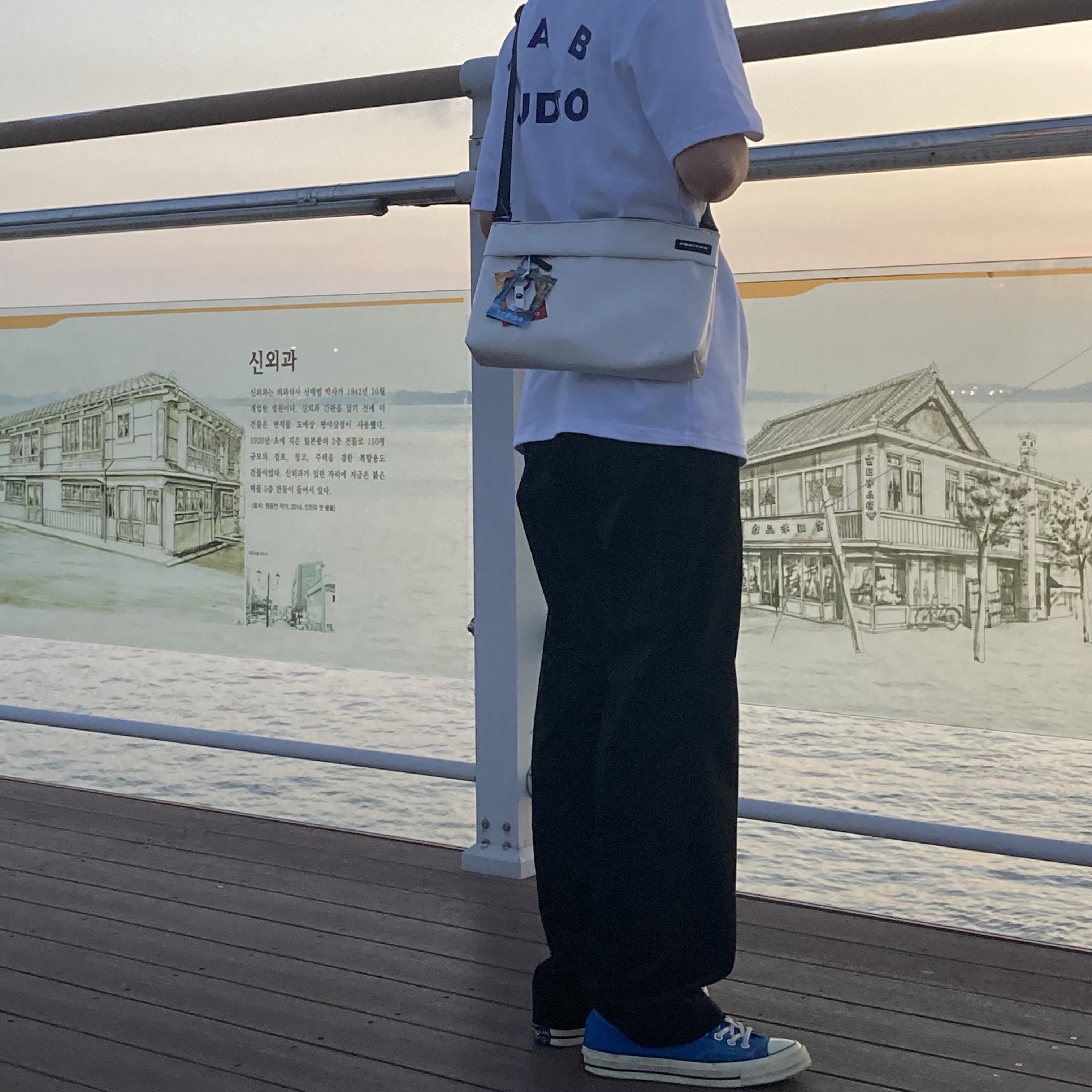 IAB Studio T-Shirt White, Converse Chuck 70 Ox Vintage Canvas Imperial Blue 착용 스타일