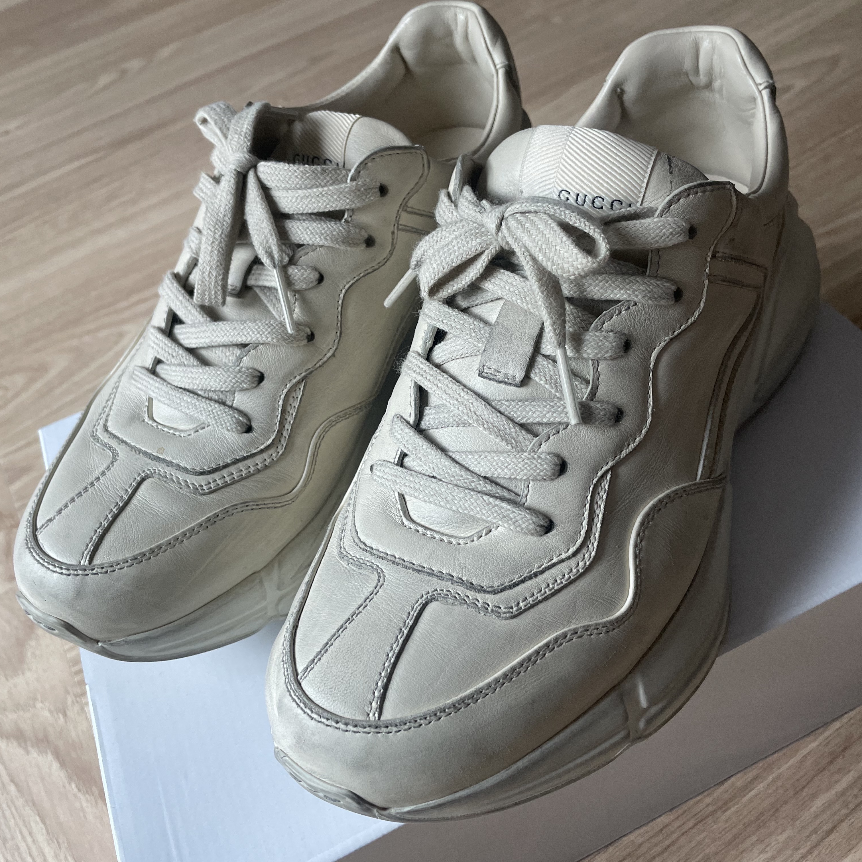 Gucci Rhyton Leather Sneakers Distressed Ivory 착용 스타일 - 2