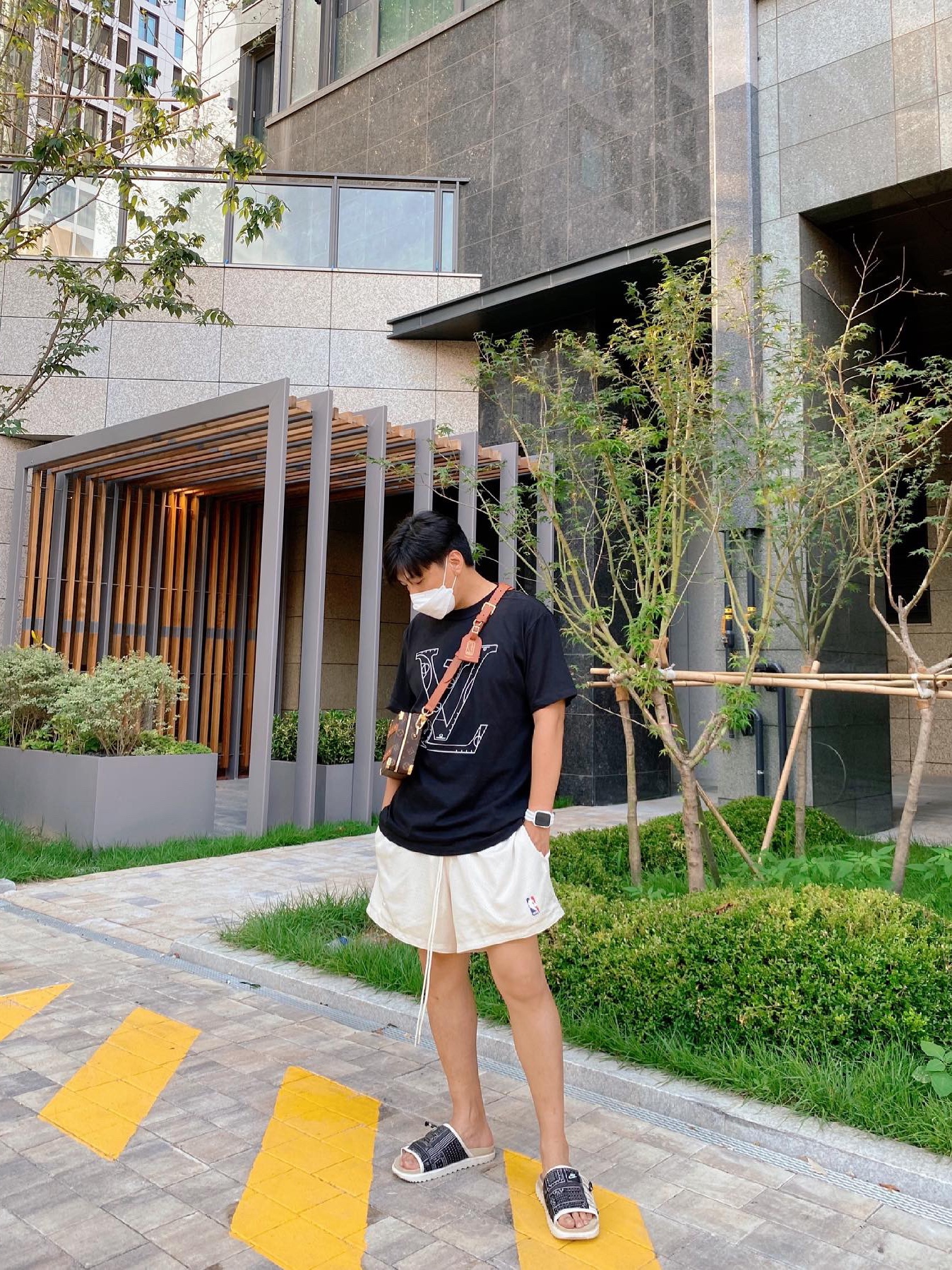 Nike x Fear of God Basketball Shorts String, Nike Asuna Slide Pale Ivory Rattan 착용 스타일