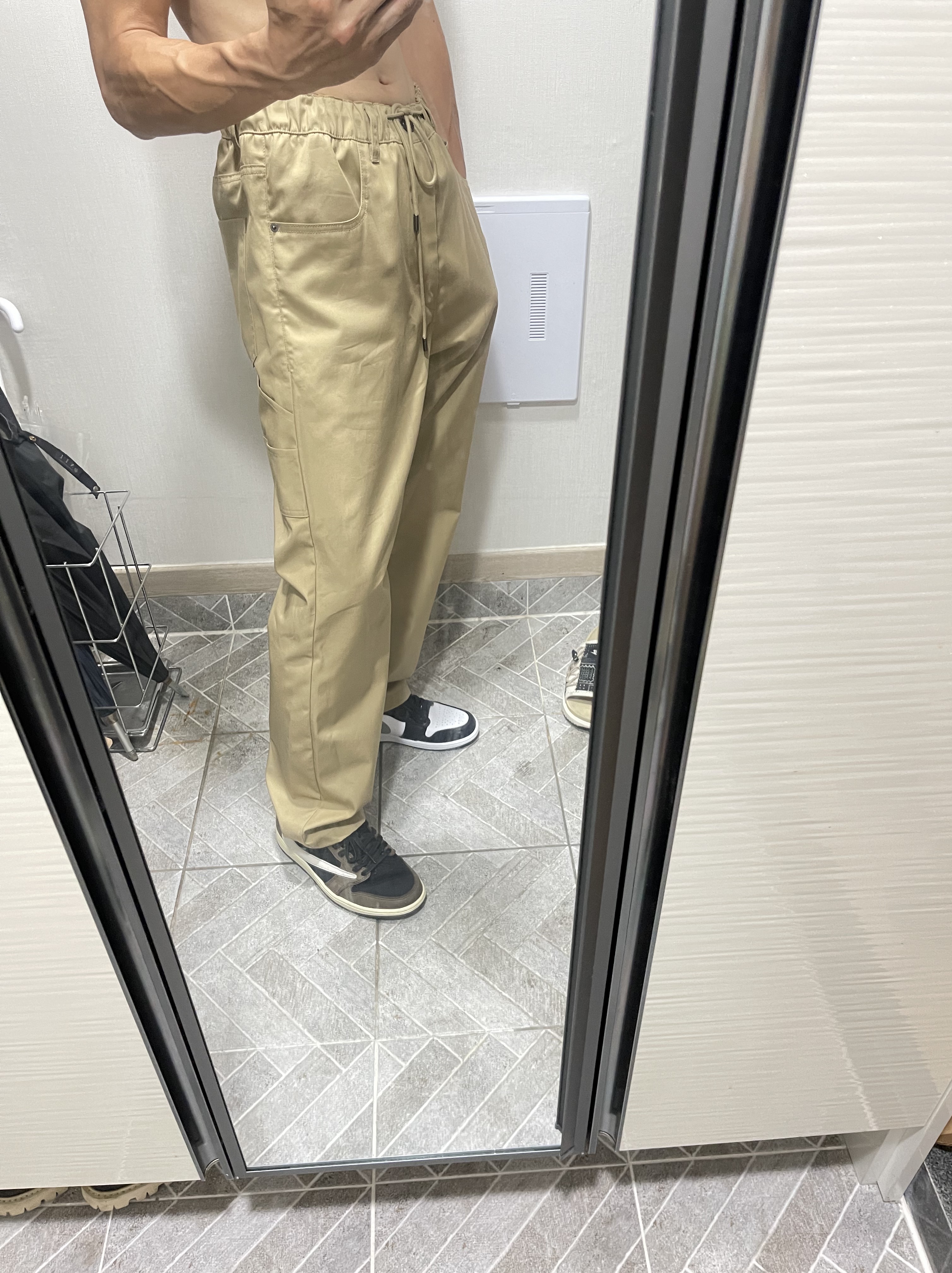 Jordan 1 x Travis Scott Retro Low OG SP Mocha, Jordan 1 Low Black Particle Grey 착용 스타일 - 4