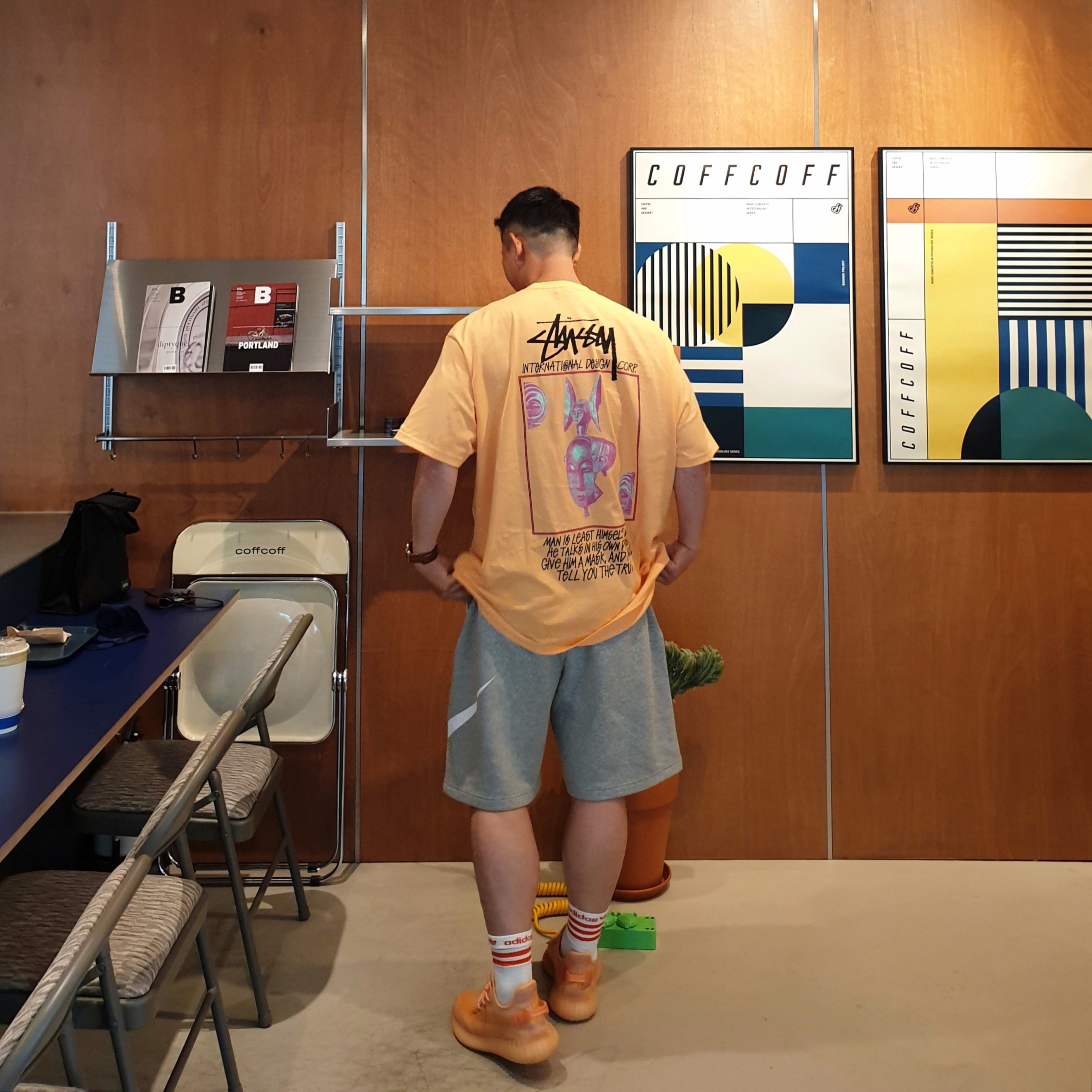 Stussy Masked T-Shirt Peach, Adidas Yeezy Boost 350 V2 Mono Clay 착용 스타일 - 1