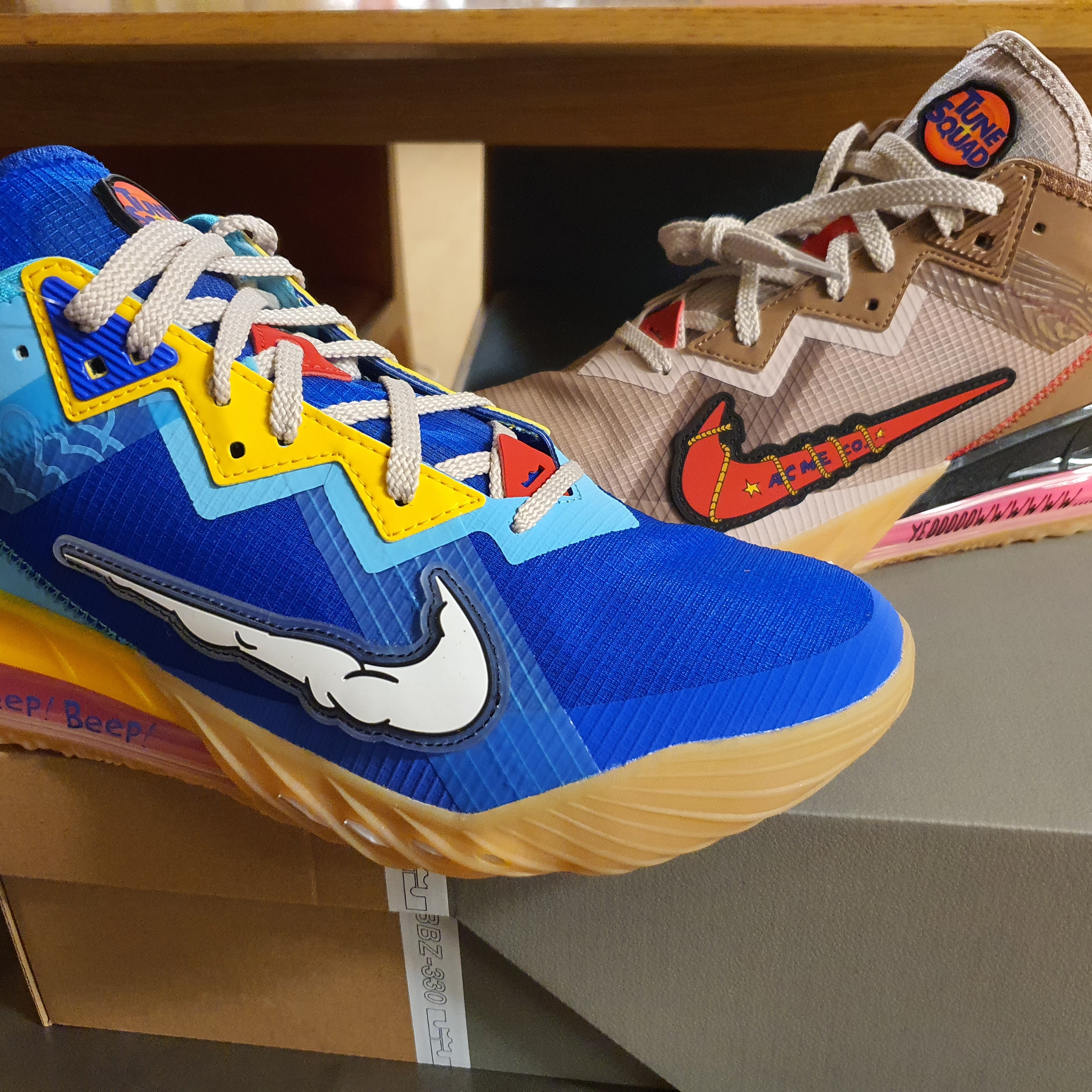 Nike LeBron 18 Low Wile E. vs Roadrunner 착용 스타일 - 3