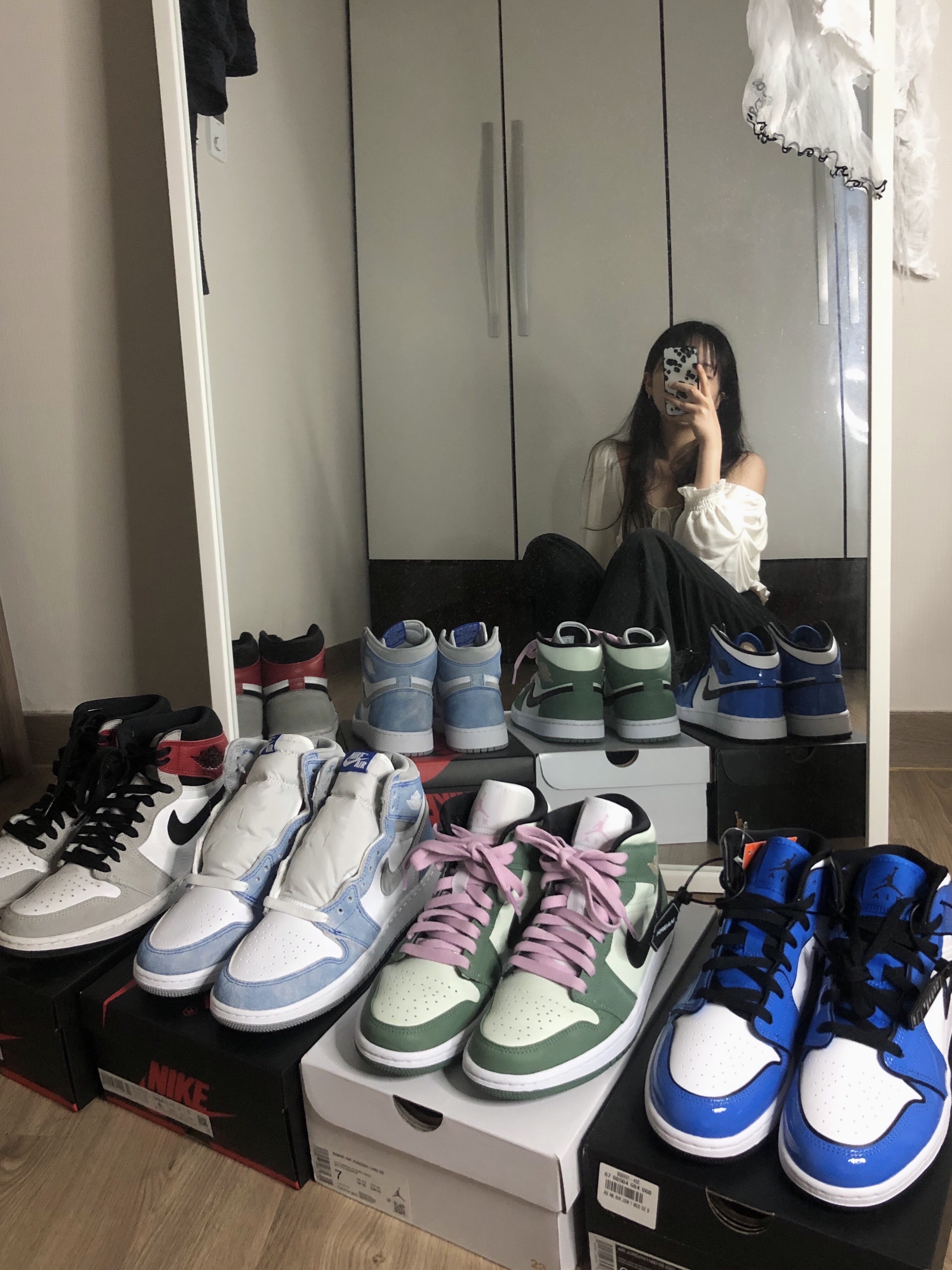 Jordan 1 Retro High OG Light Smoke Grey, Jordan 1 Retro High OG Hyper Royal 착용 스타일