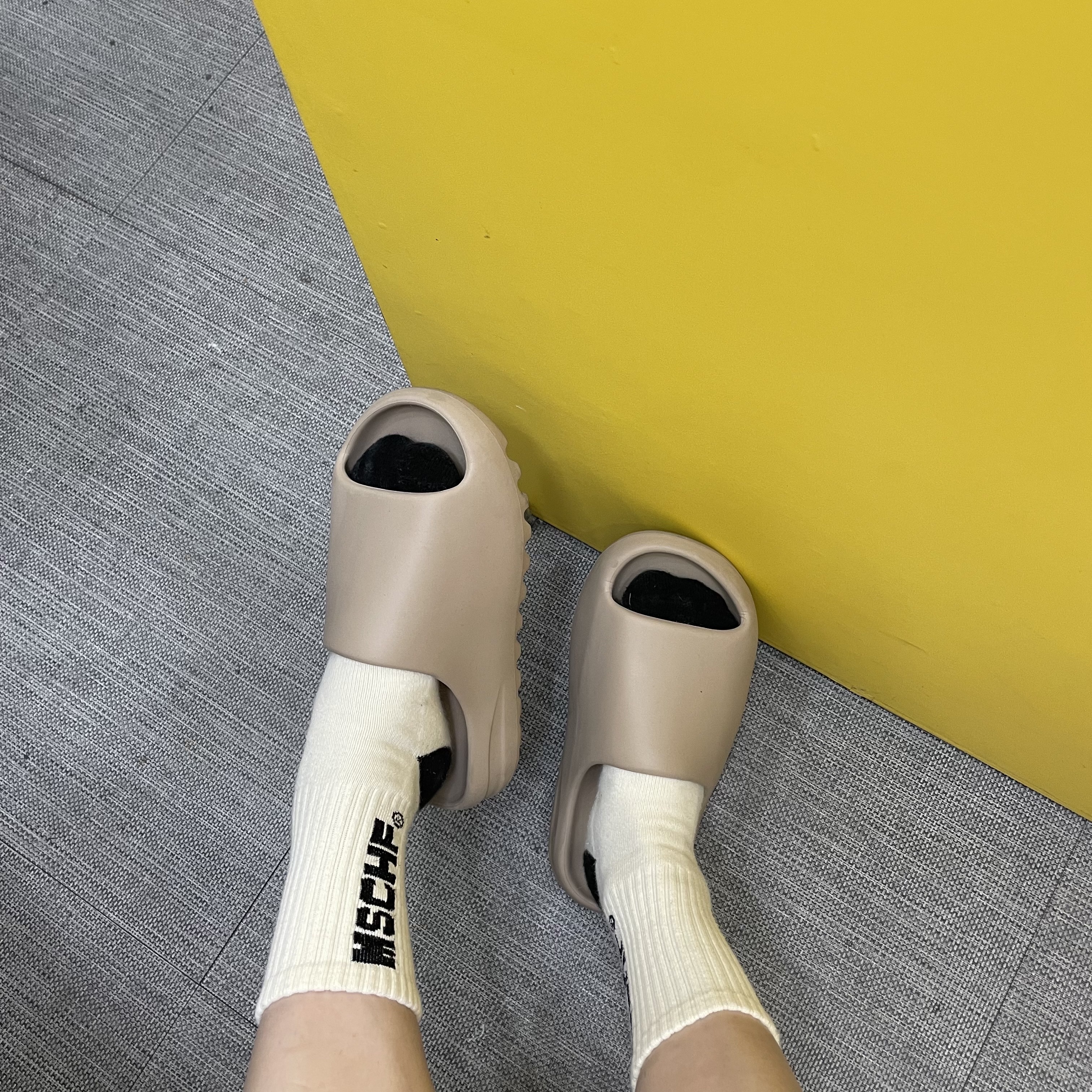 Adidas Yeezy Slide Pure 착용 스타일