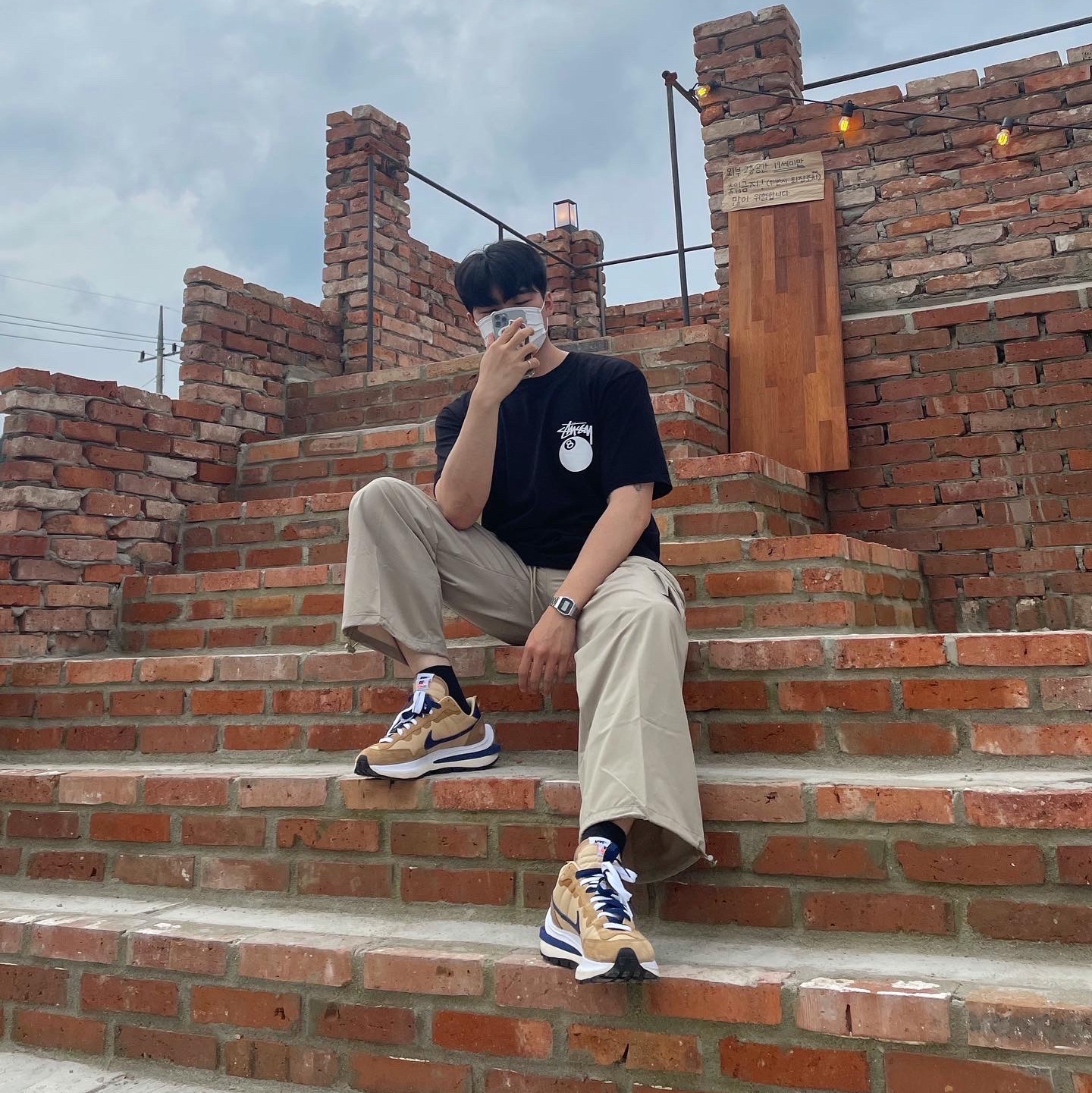 Nike x Sacai VaporWaffle Sesame and Blue Void, Stussy 8 Ball T-Shirt Black - 21SS 착용 스타일 - 2