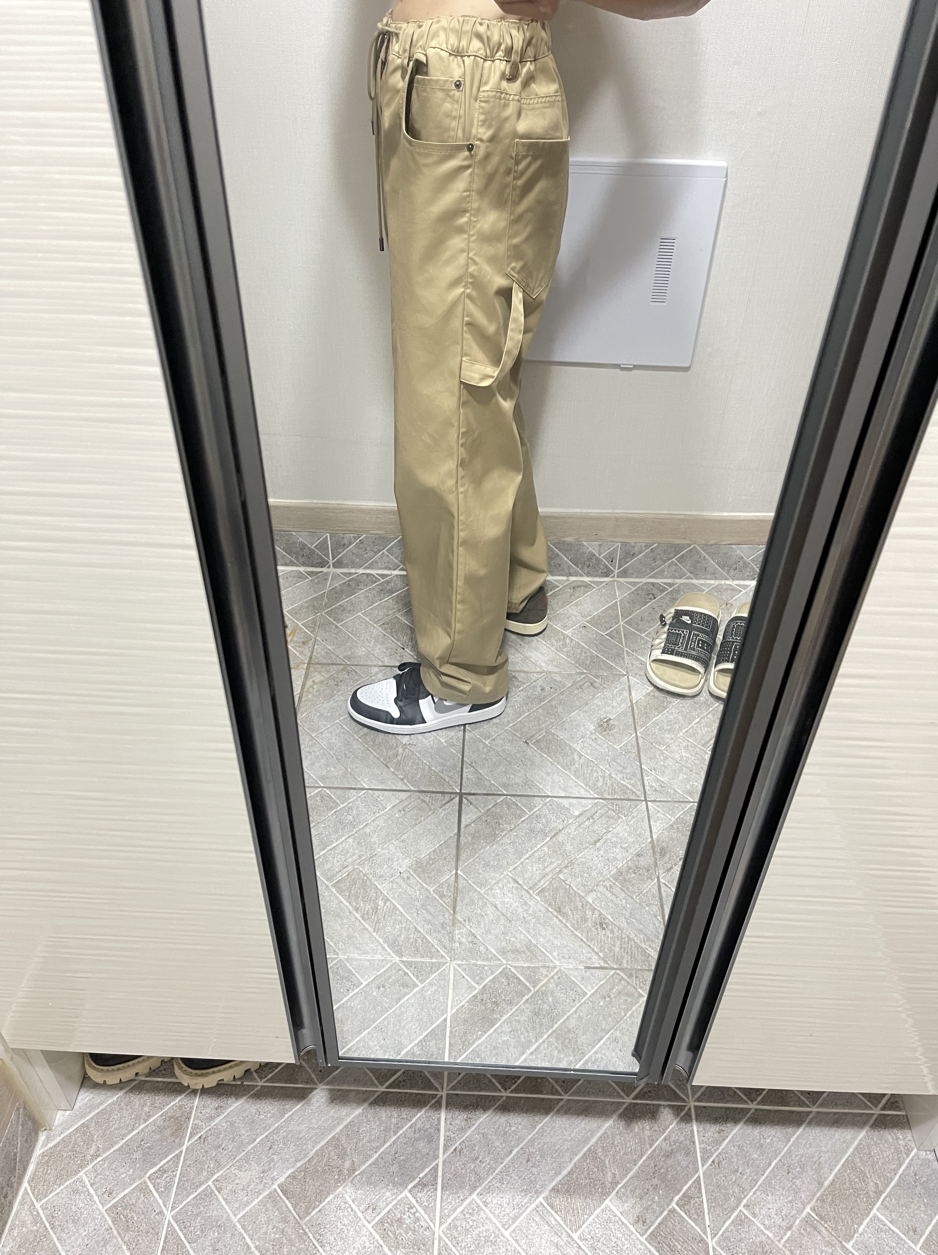 Jordan 1 x Travis Scott Retro Low OG SP Mocha, Jordan 1 Low Black Particle Grey 착용 스타일 - 3