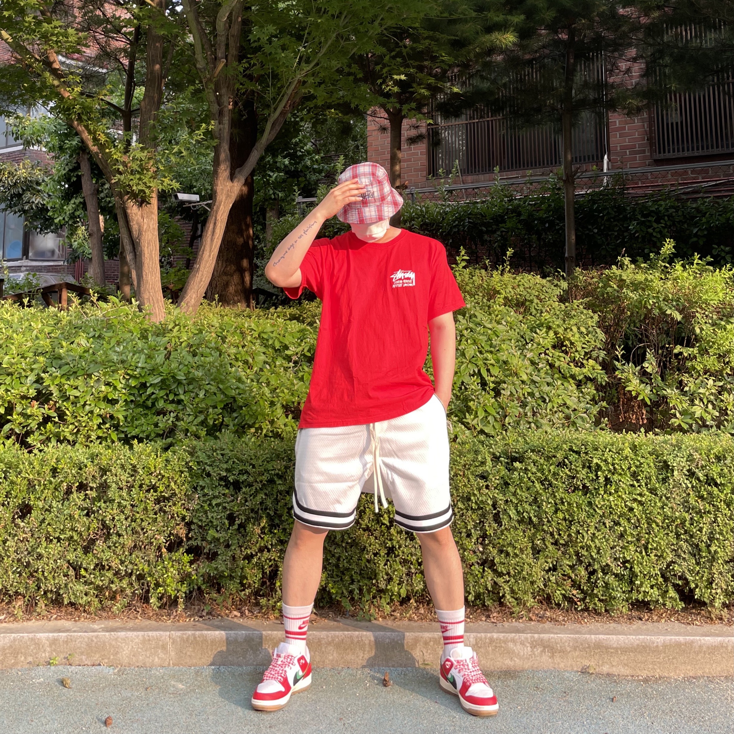 Stussy Stock DSM London T-Shirt Red, Nike x Frame Skate SB Dunk Low Pro Habibi 착용 스타일