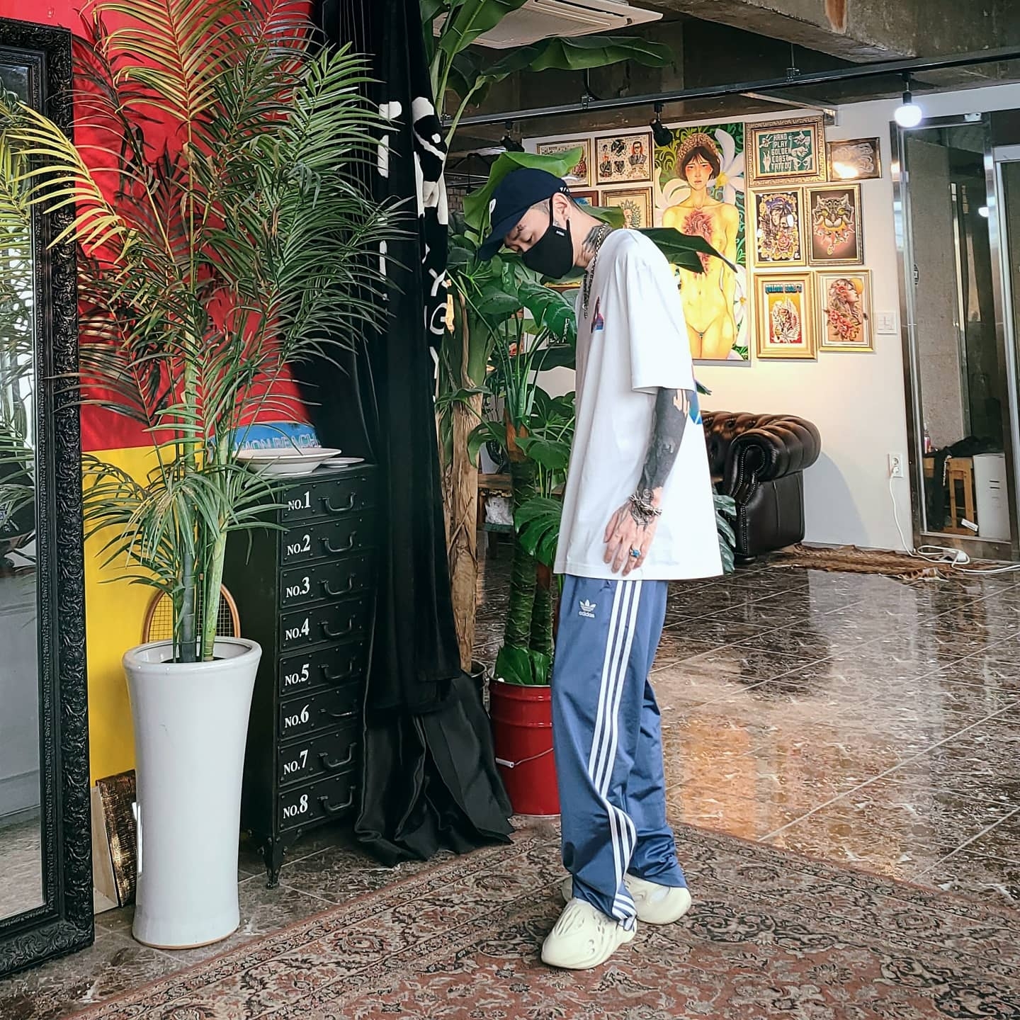 Palace P 6-Panel Navy - 20FW, Palace Tri-Ferg Colour Blur T-Shirt White - 20FW 착용 스타일 - 3