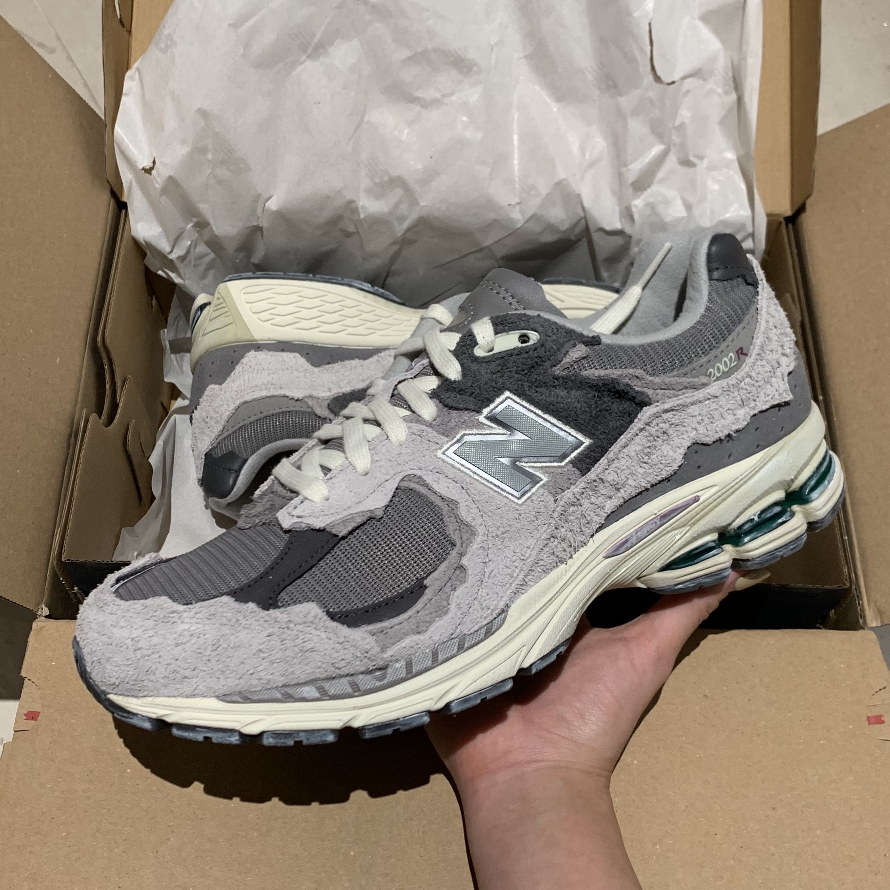 New Balance 2002R Protection Pack Rain Cloud 착용 스타일