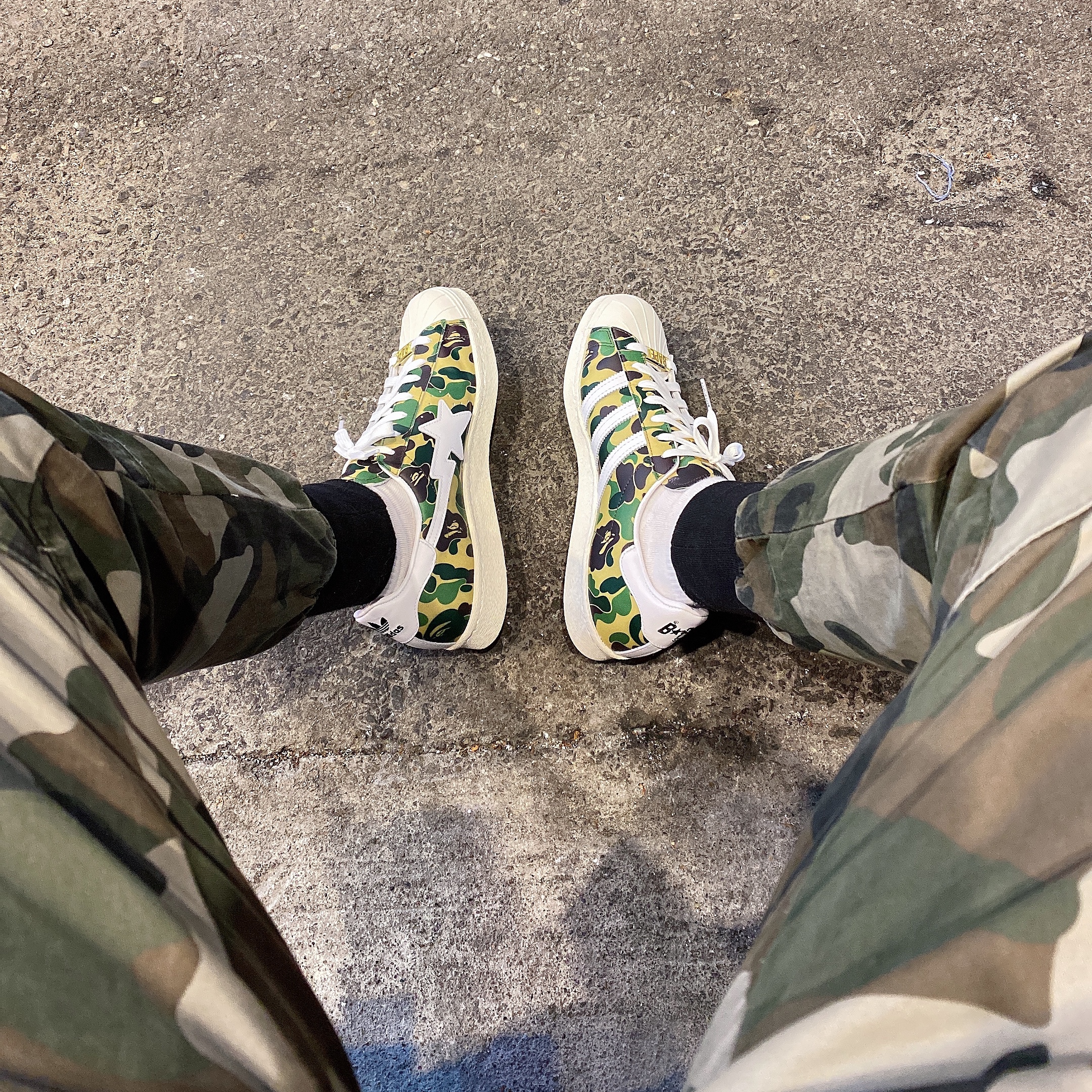 Adidas x BAPE Superstar 80s Green Camo 착용 스타일
