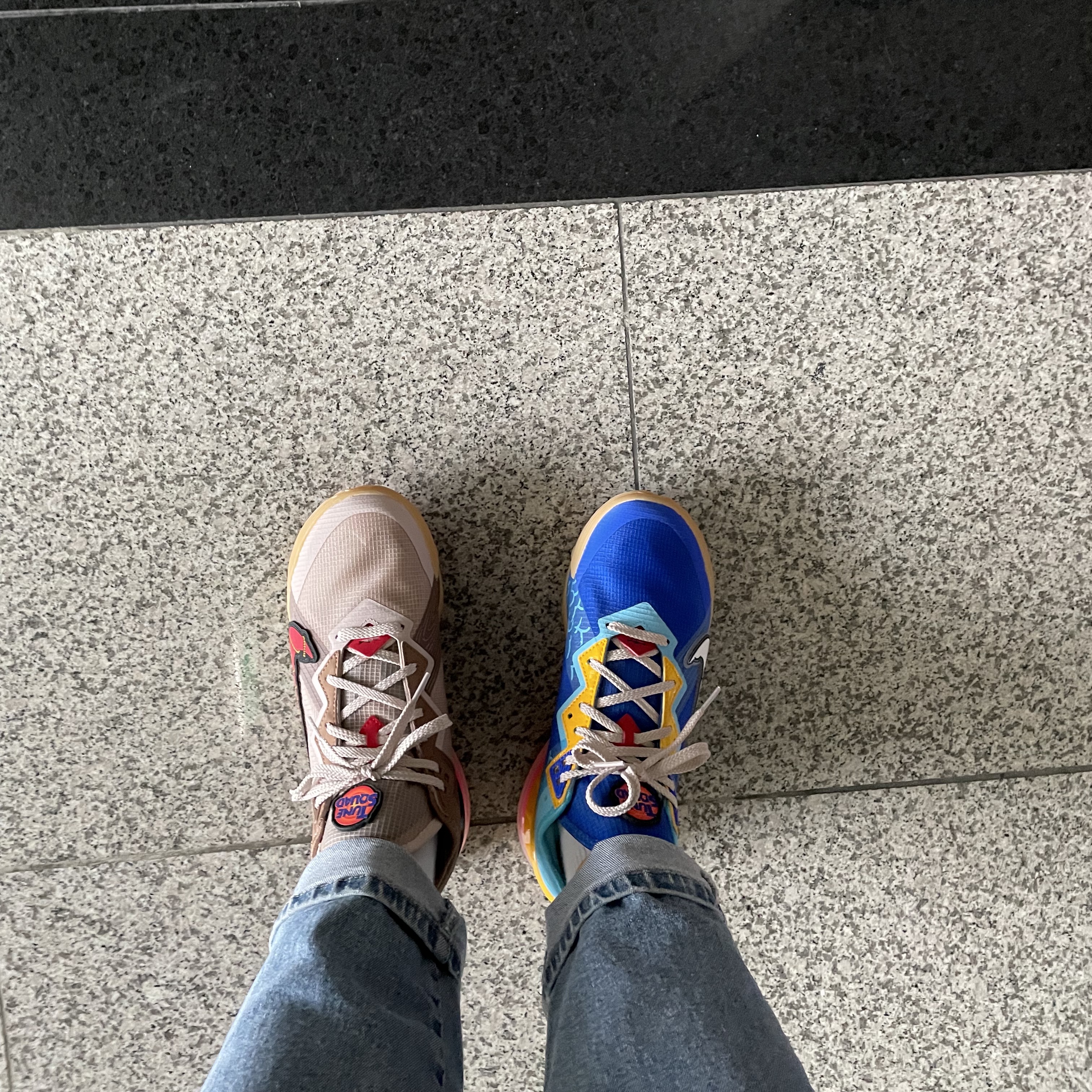 Nike LeBron 18 Low Wile E. vs Roadrunner 착용 스타일 - 3