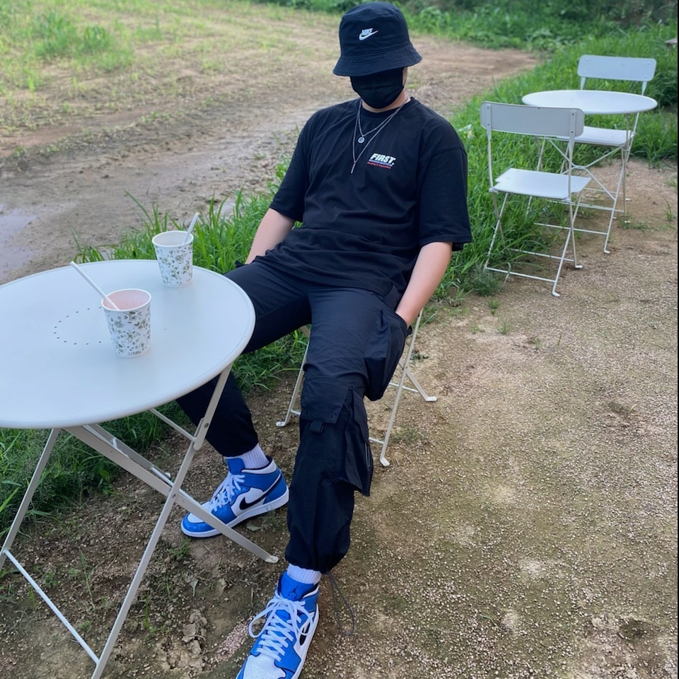 Jordan 1 Mid SE Signal Blue, Nike Futura Washed Bucket Hat Black 착용 스타일