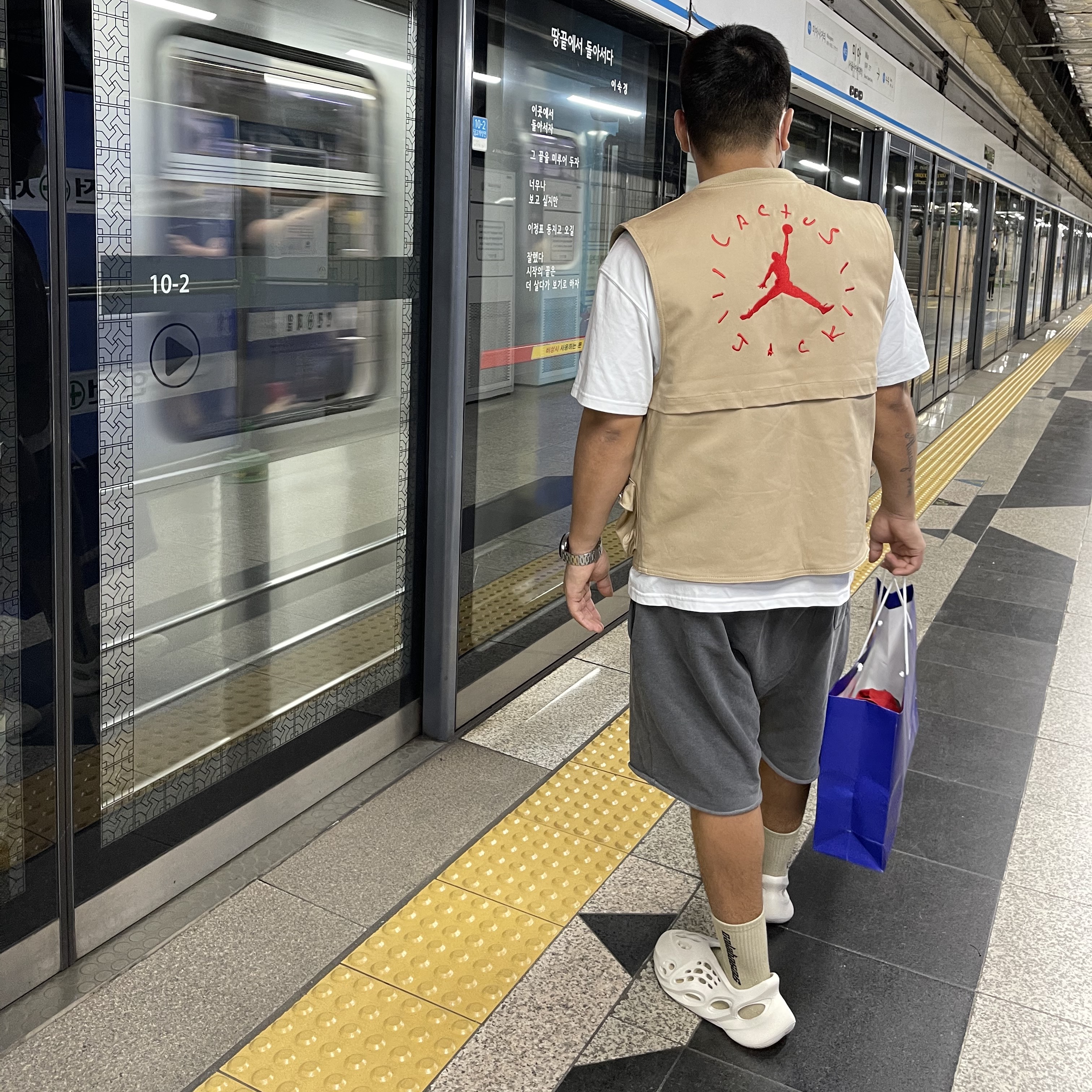 Jordan x Travis Scott Utility Vest - Asia, Adidas Yeezy Foam RNNR Sand 착용 스타일