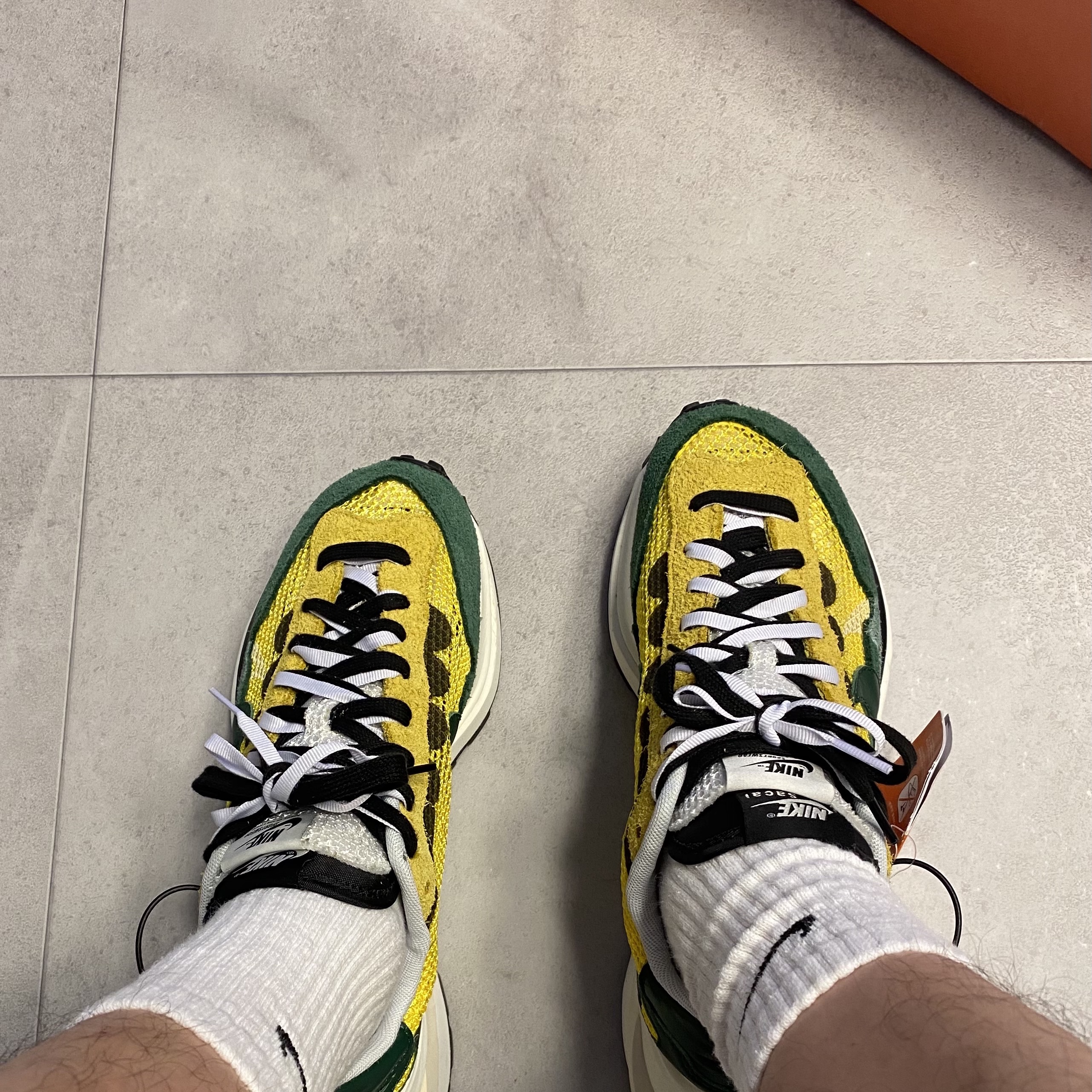 Nike x Sacai VaporWaffle Tour Yellow & Gorge Green Sail 착용 스타일