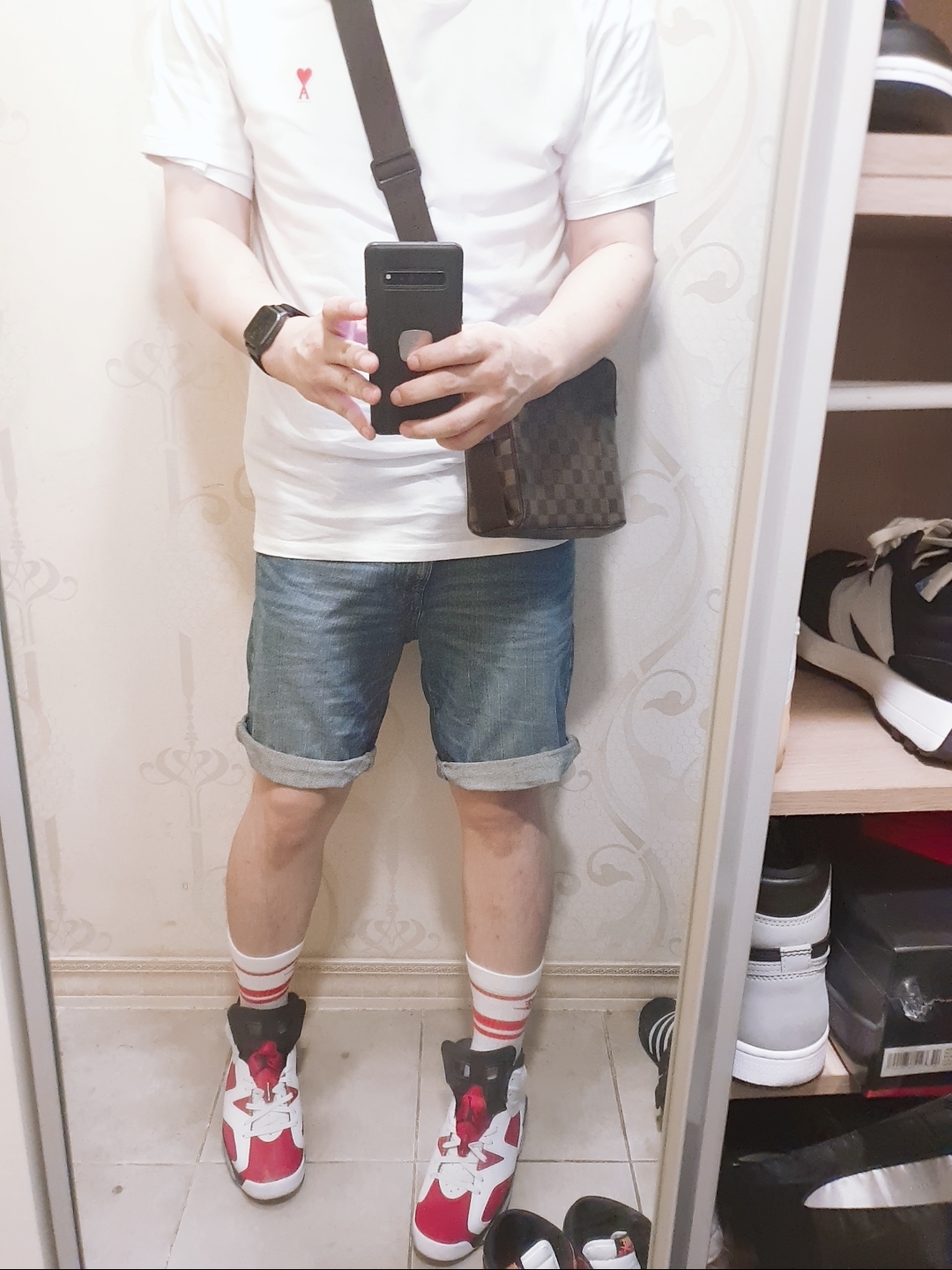 Jordan 1 Retro High OG Light Fusion Red, AMI de Coeur T-Shirt White Blanc 착용 스타일 - 3