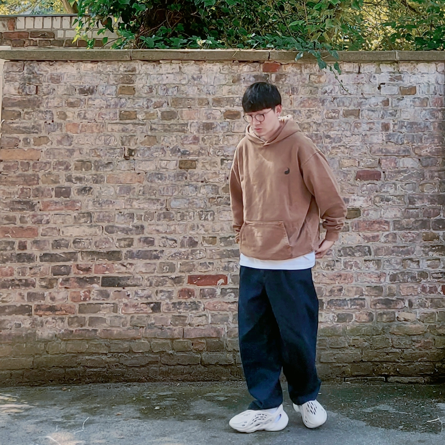 Stussy x Our Legacy Yin Yang Pig. Dyed Hood Caramel, Adidas Yeezy Foam RNNR Sand 착용 스타일