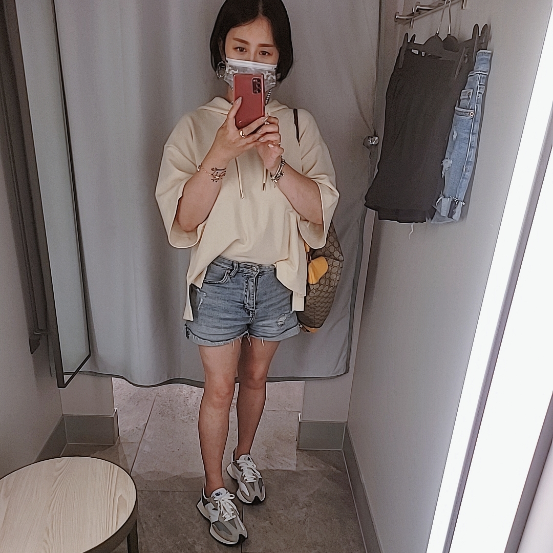 New Balance 327 Grey 착용 스타일