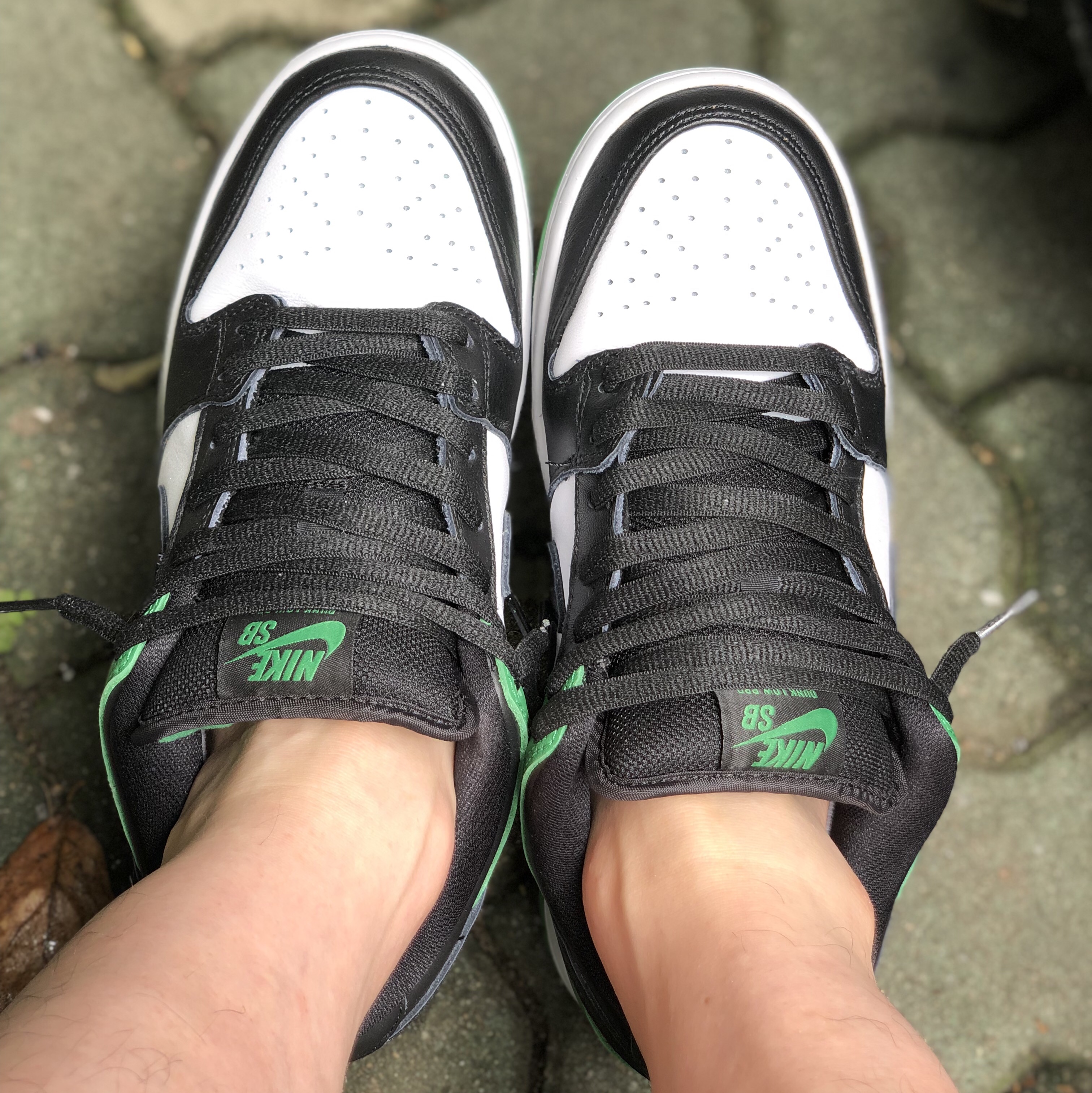 Nike SB Dunk Low Pro Black and Classic Green 착용 스타일 - 2