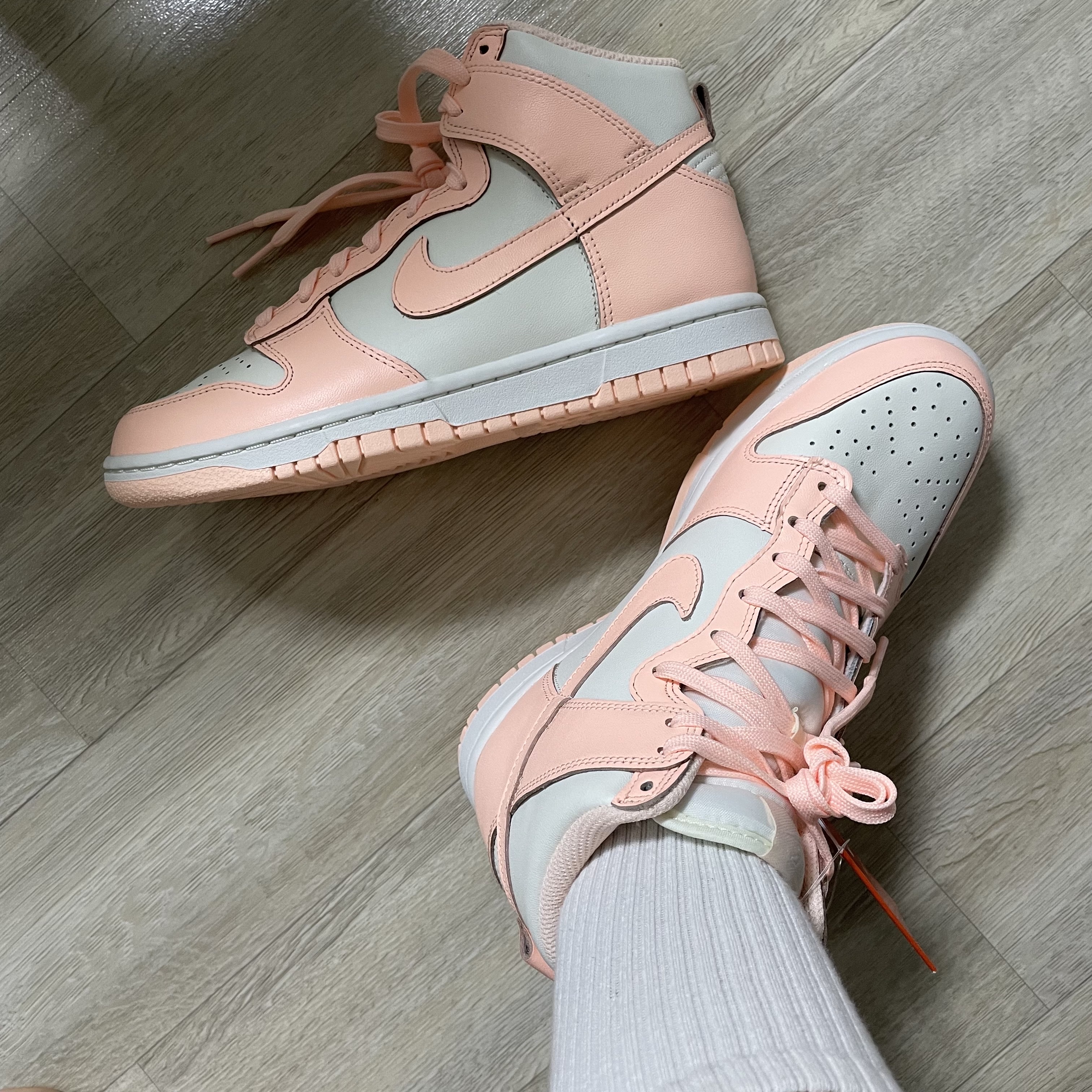 (W) Nike Dunk High Crimson Tint 착용 스타일 - 1
