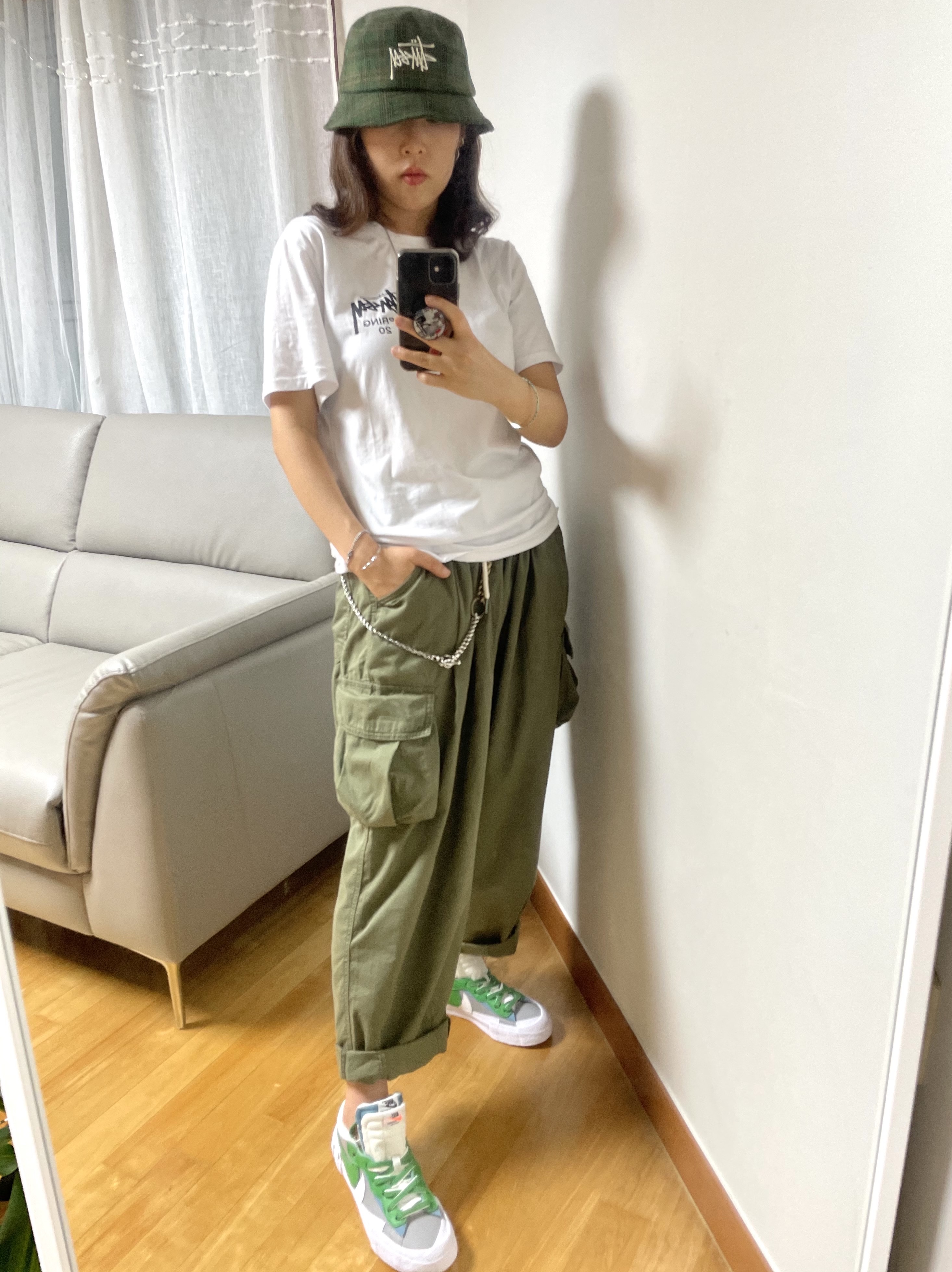 Stussy Bouquet T-Shirt White, Nike x Sacai Blazer Low Classic Green 착용 스타일 - 2