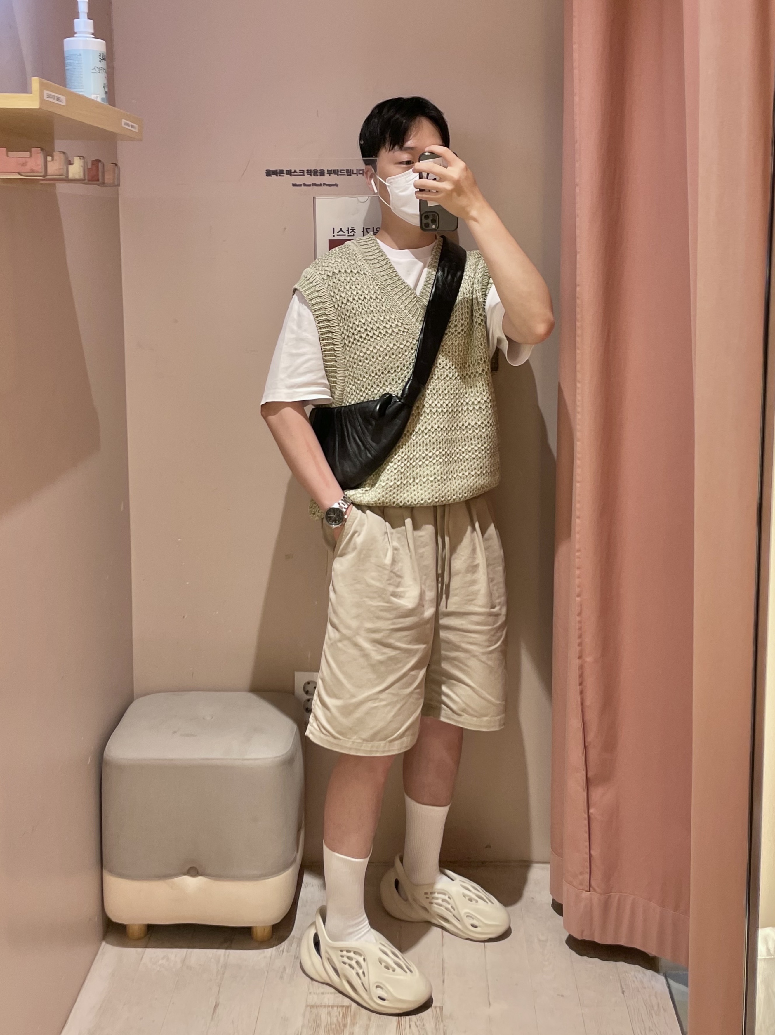 Adidas Yeezy Foam RNNR Sand, Lemaire Small Croissant Bag Soft Nappa Leather Black 착용 스타일