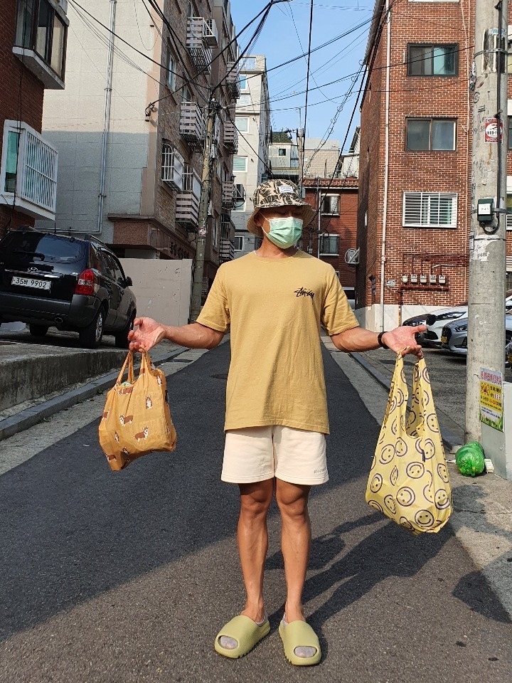Stussy Big Link T-Shirt Khaki, Adidas Yeezy Slide Resin 2021 착용 스타일 - 1