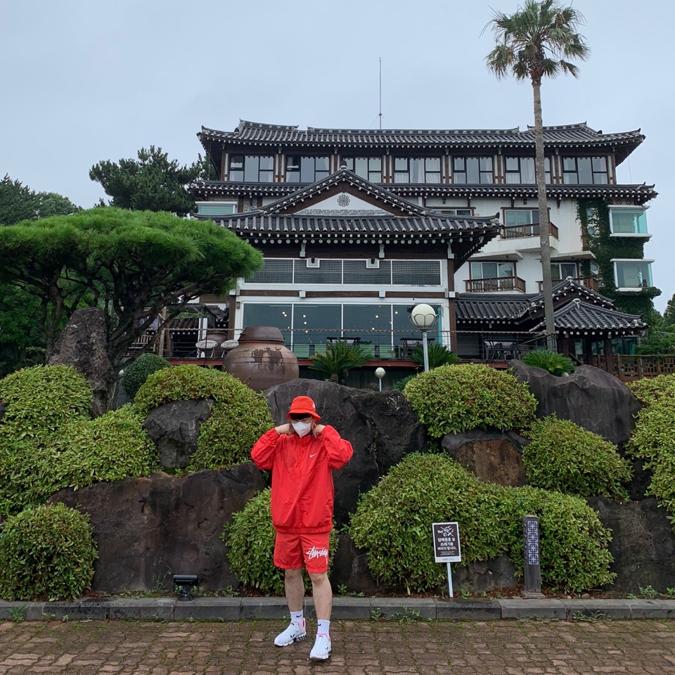 Nike x Stussy Water Shorts Habanero Red, Nike x Stussy Bucket Hat Habanero Red 착용 스타일