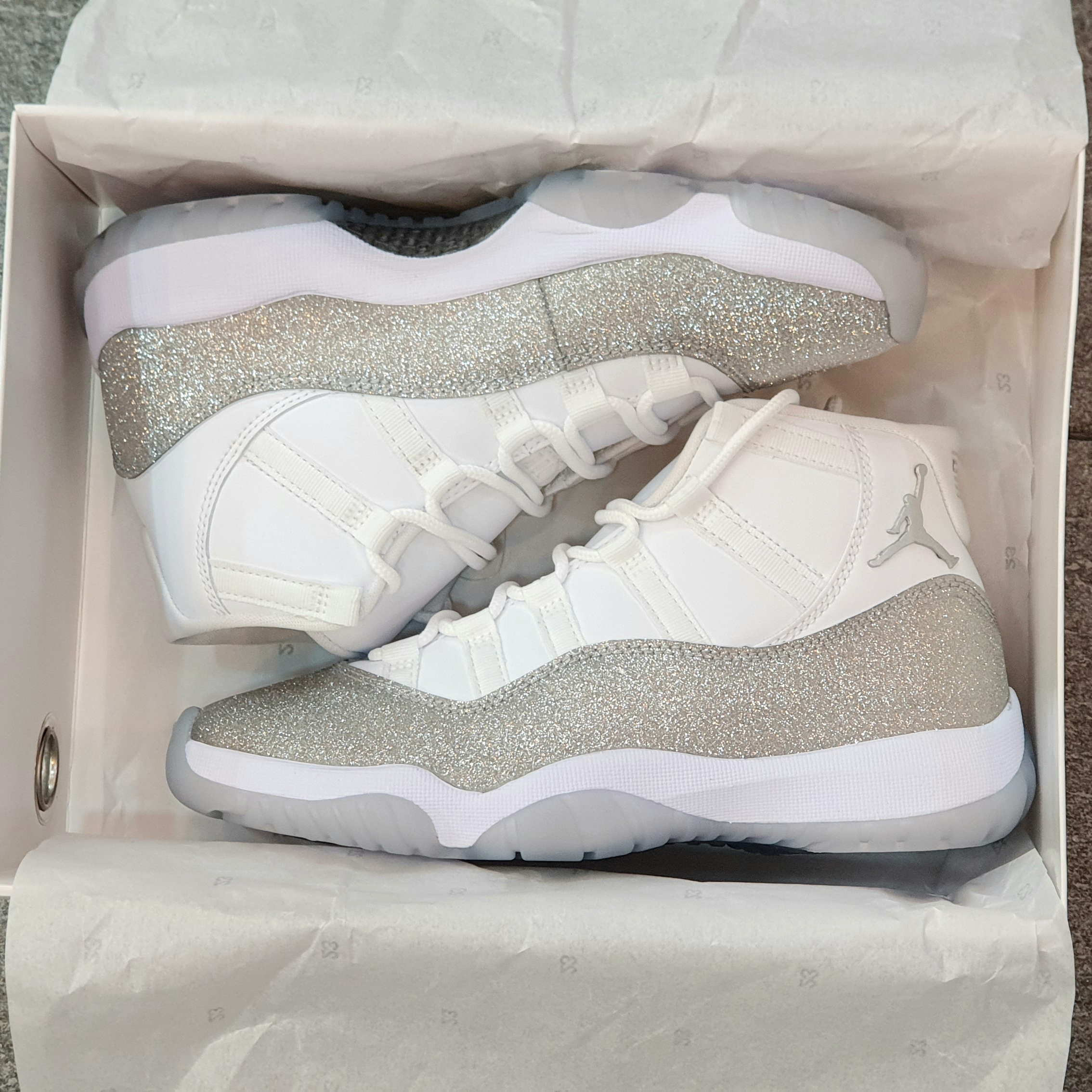 (W) Jordan 11 Retro Vast Grey 착용 스타일 - 2