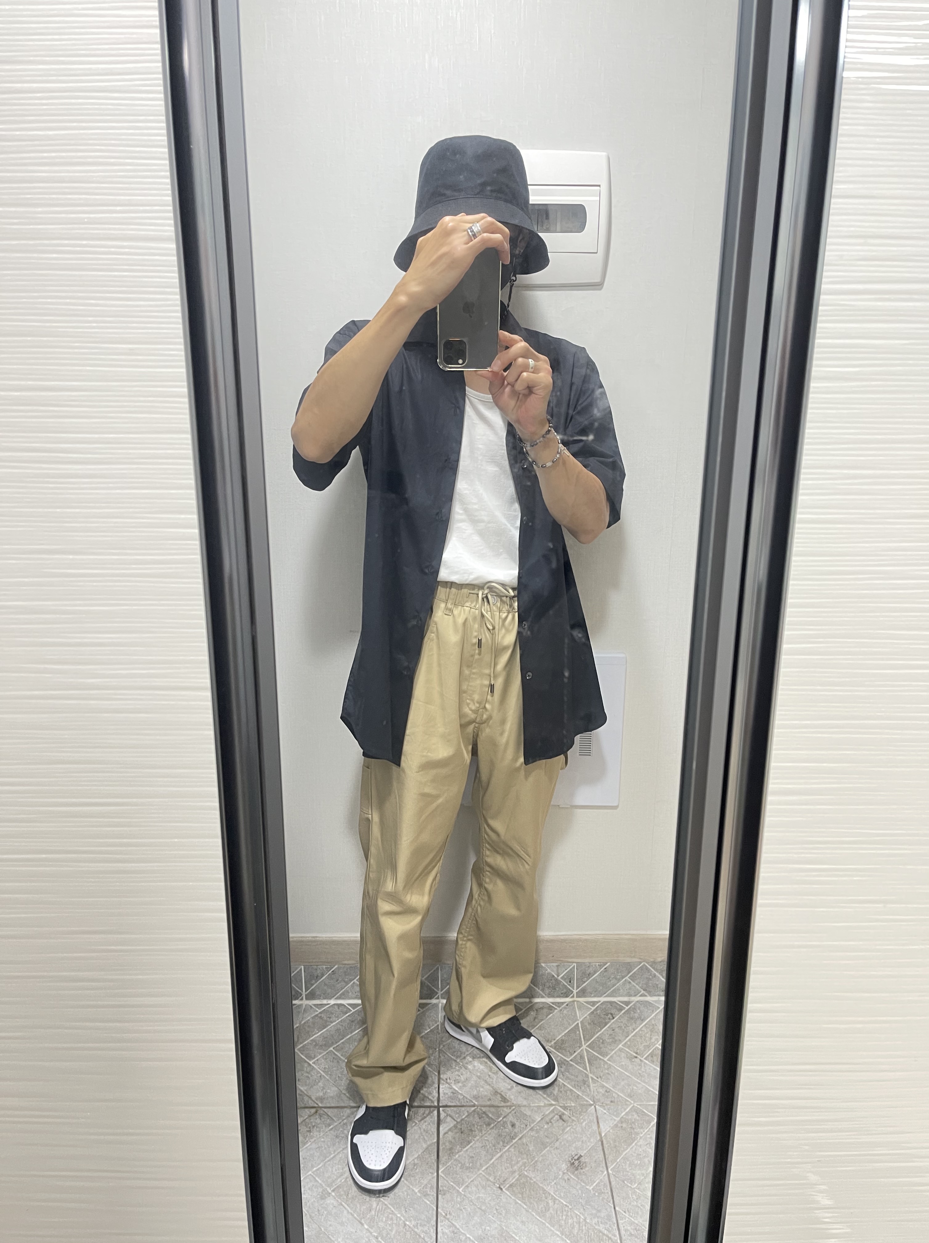 Jordan 1 Low Black Particle Grey 착용 스타일 - 2