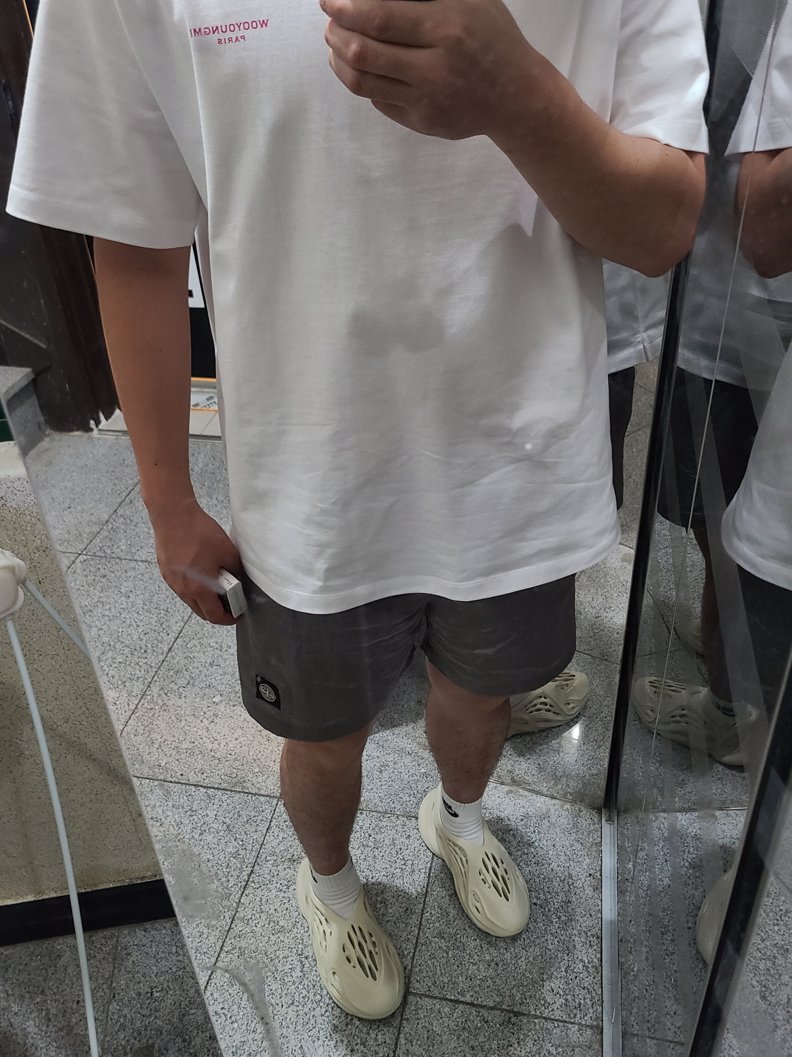 Adidas Yeezy Foam RNNR Sand, Stone Island B0943 Nylon Metal Swimming Trunk Black - 21SS 착용 스타일