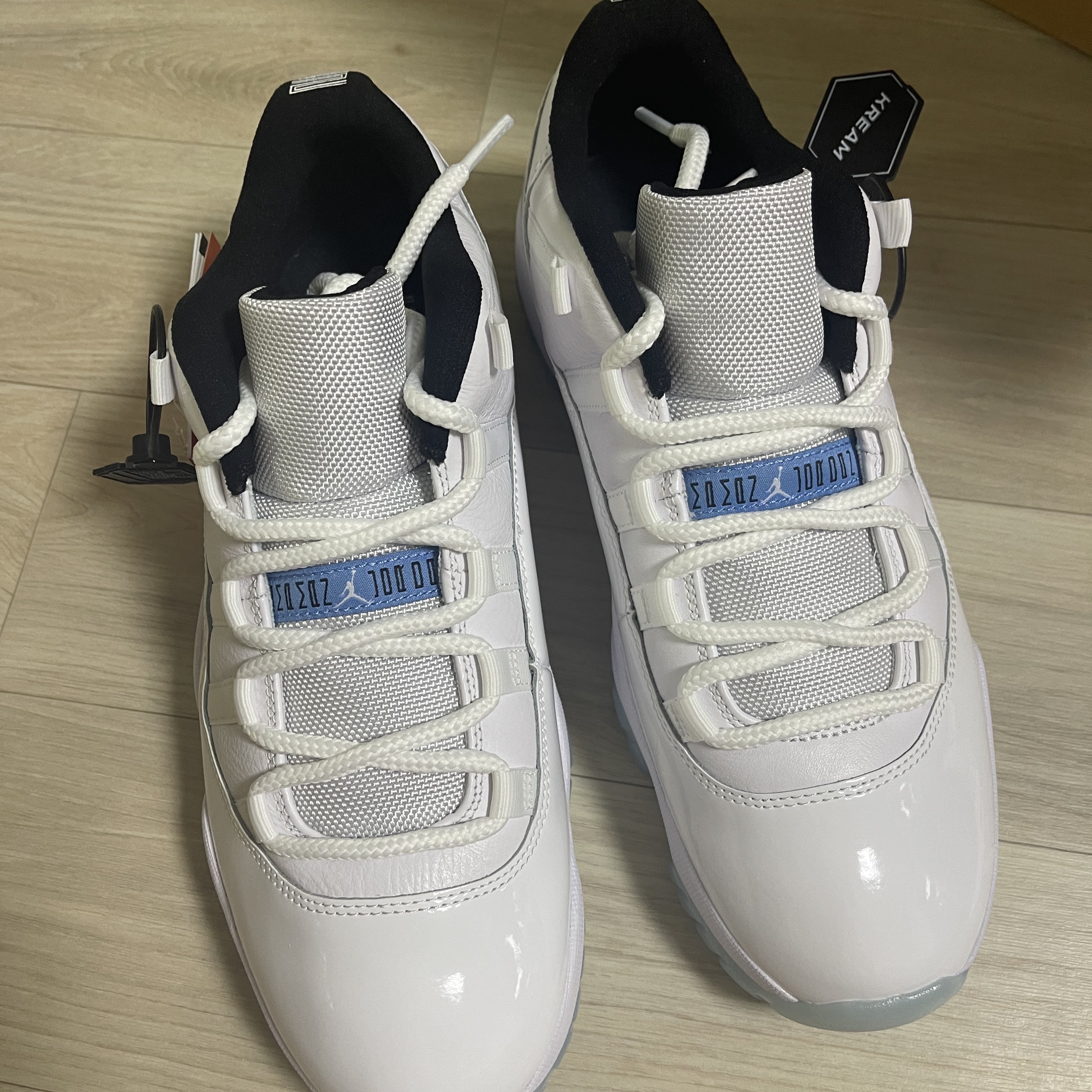 Jordan 11 Retro Low Legend Blue 착용 스타일 - 3
