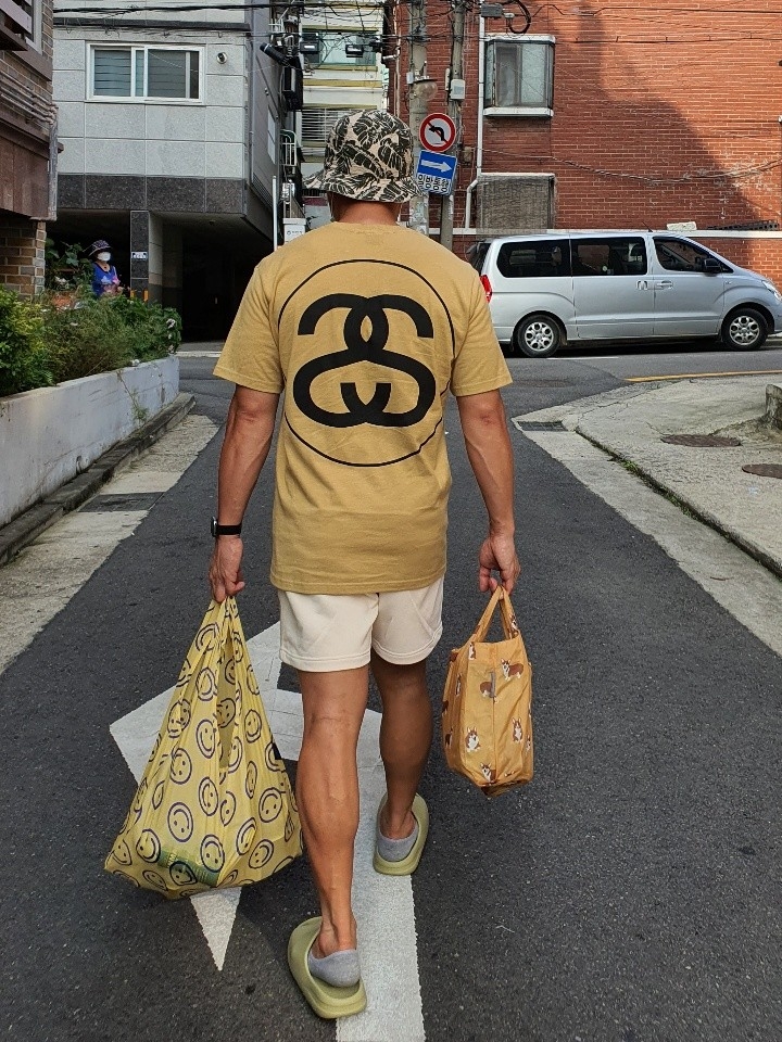 Stussy Big Link T-Shirt Khaki, Adidas Yeezy Slide Resin 2021 착용 스타일 - 2