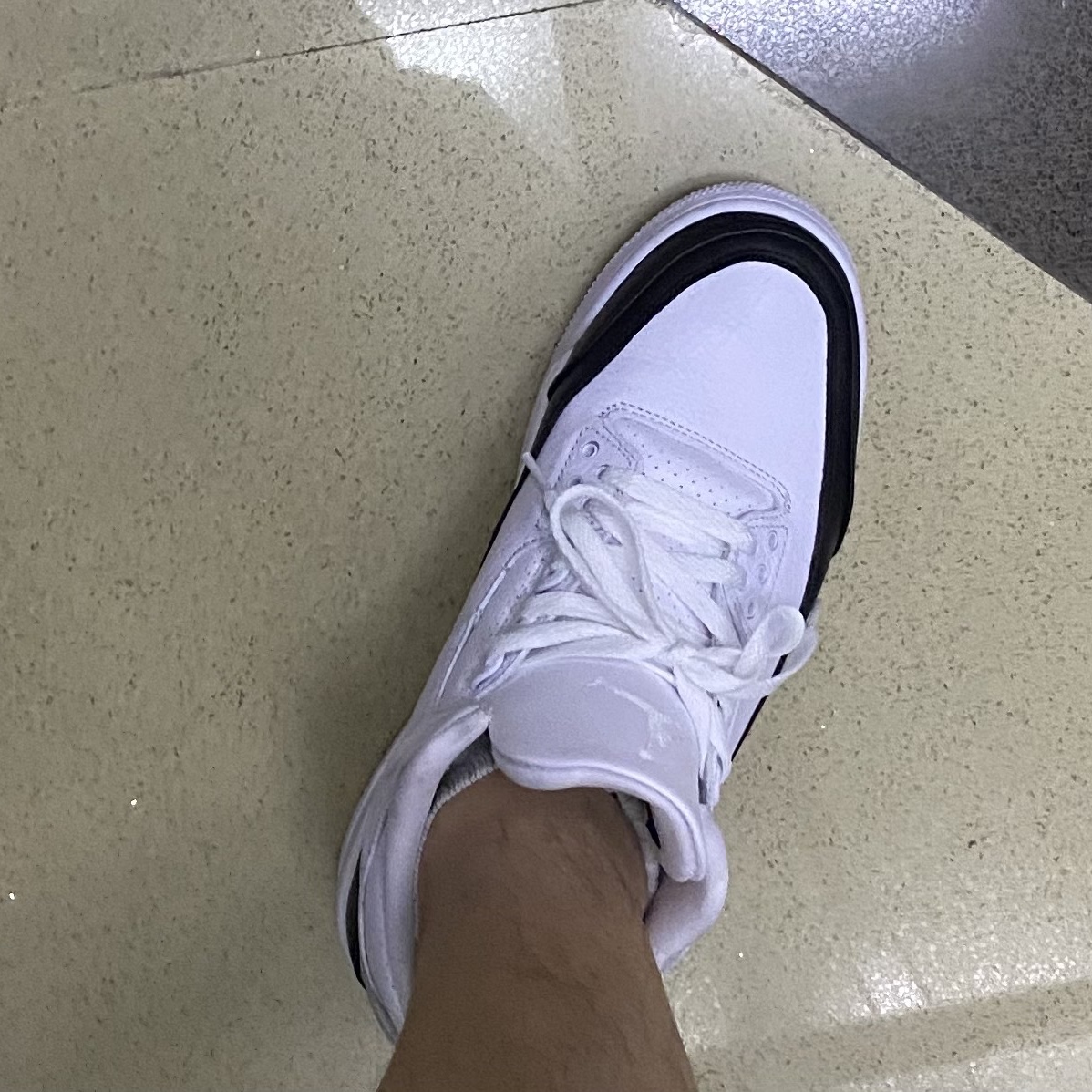 Jordan 1 Retro High OG Royal Toe, Jordan 3 x Fragment Retro SP White Black 착용 스타일 - 2