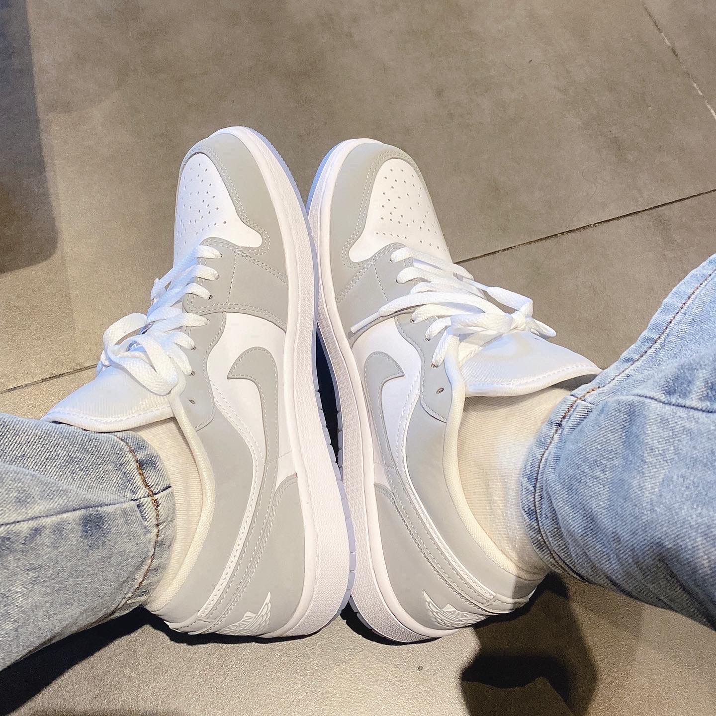(W) Jordan 1 Low White Wolf Grey 착용 스타일 - 2