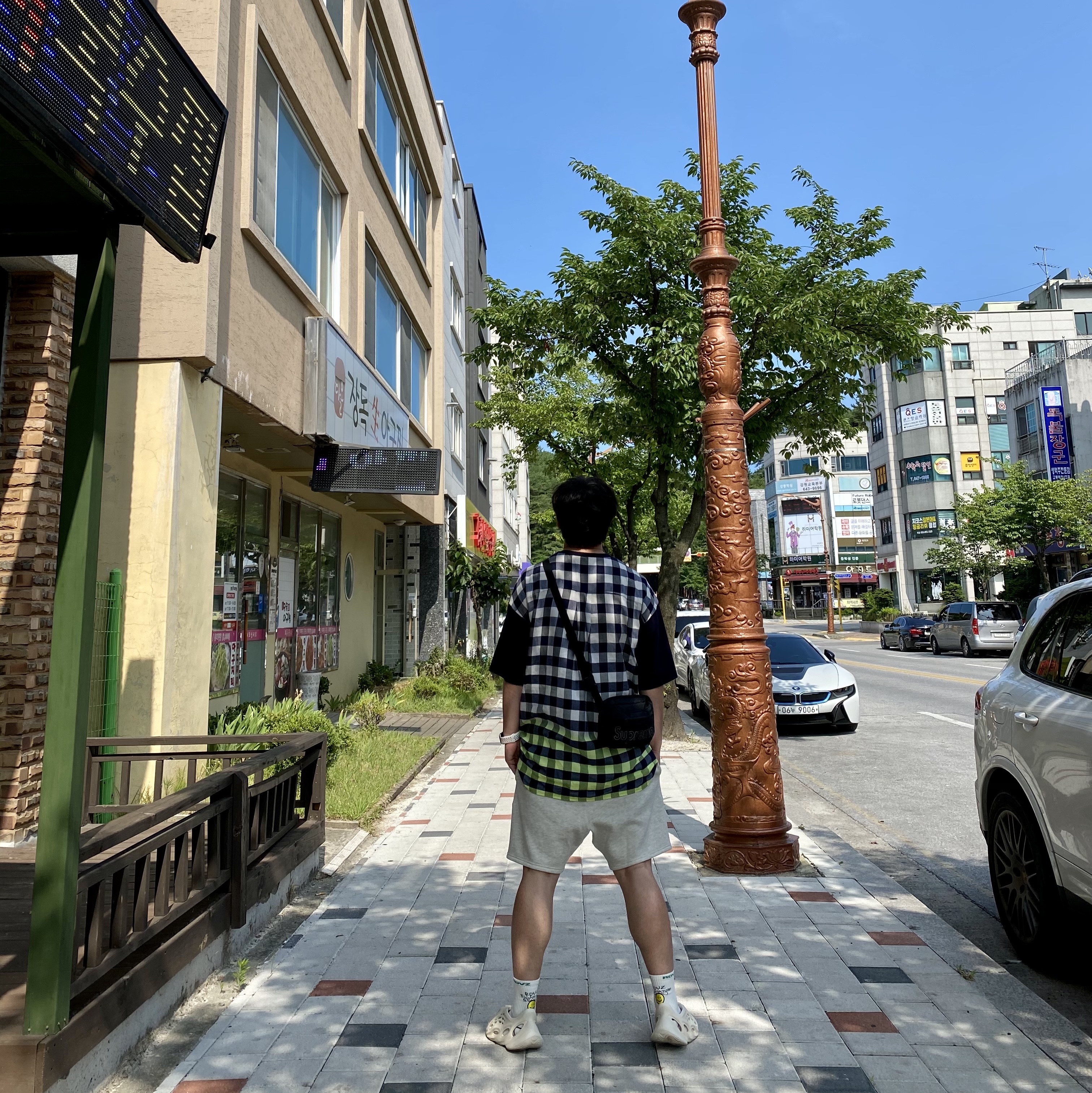 Essentials Sweatshorts Cream - 21SS, Adidas Yeezy Foam RNNR Sand 착용 스타일 - 2