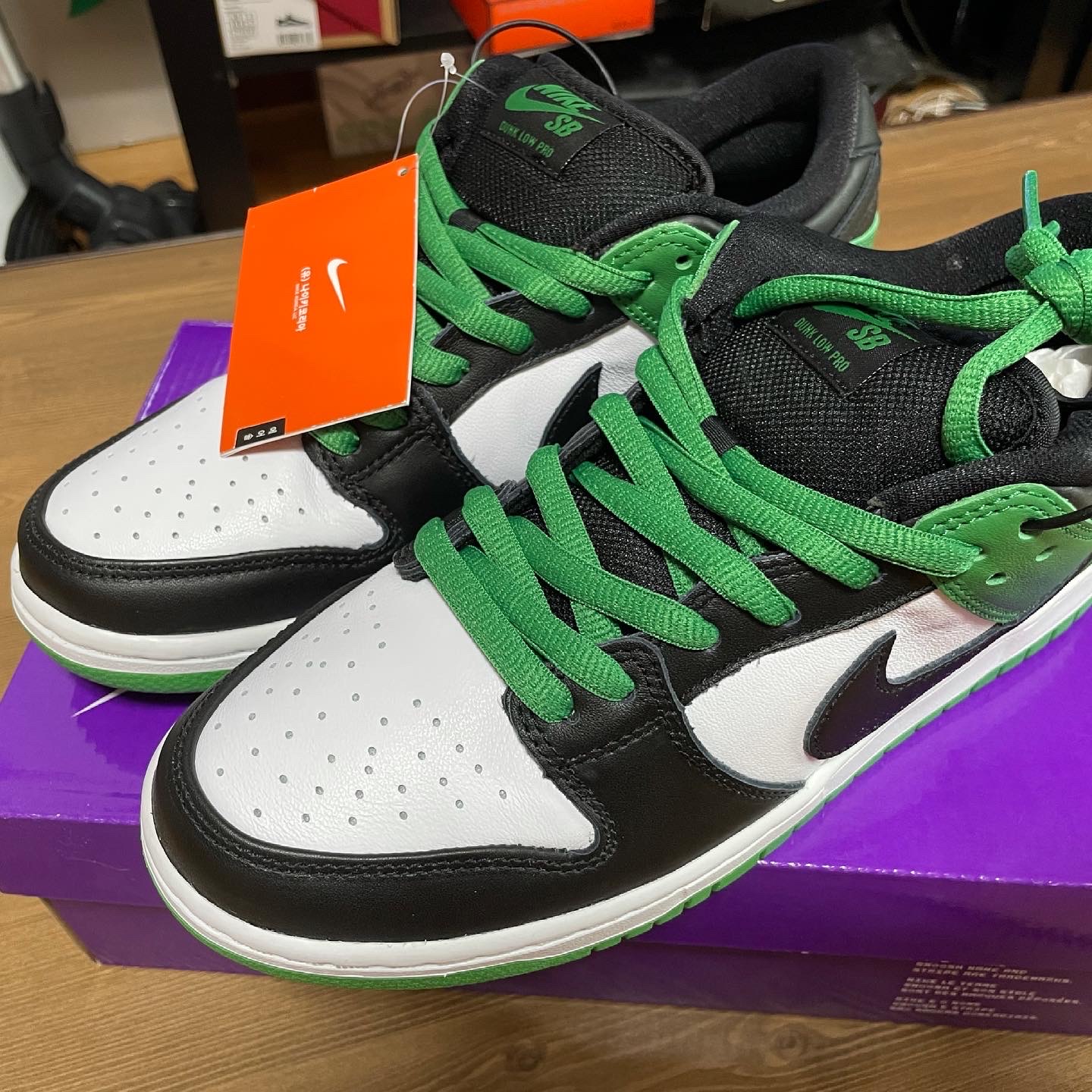 Nike SB Dunk Low Pro Black and Classic Green 착용 스타일 - 2