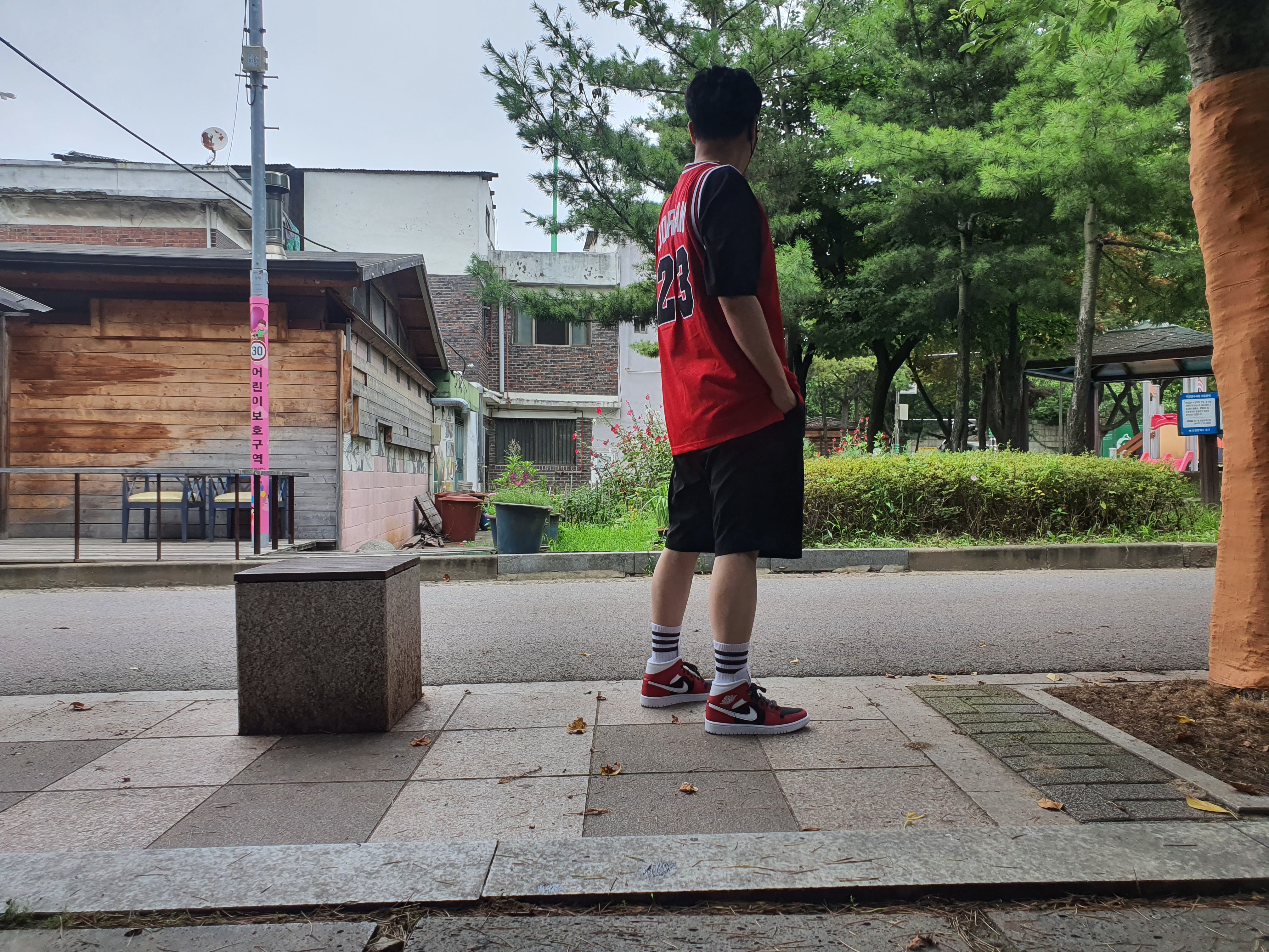 (W) Jordan 1 Mid Gym Red Black 착용 스타일 - 2