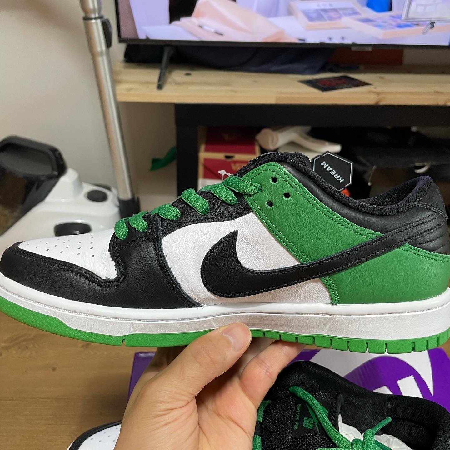 Nike SB Dunk Low Pro Black and Classic Green 착용 스타일 - 1