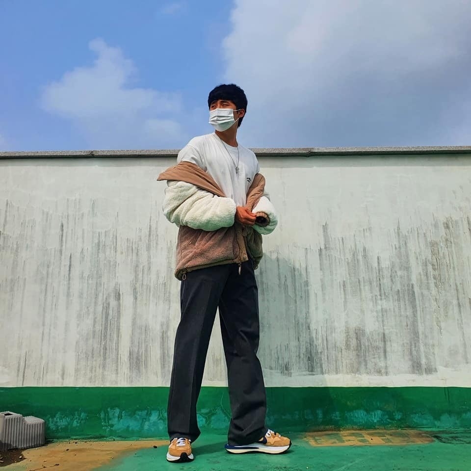 Nike x Sacai VaporWaffle Sesame and Blue Void 착용 스타일