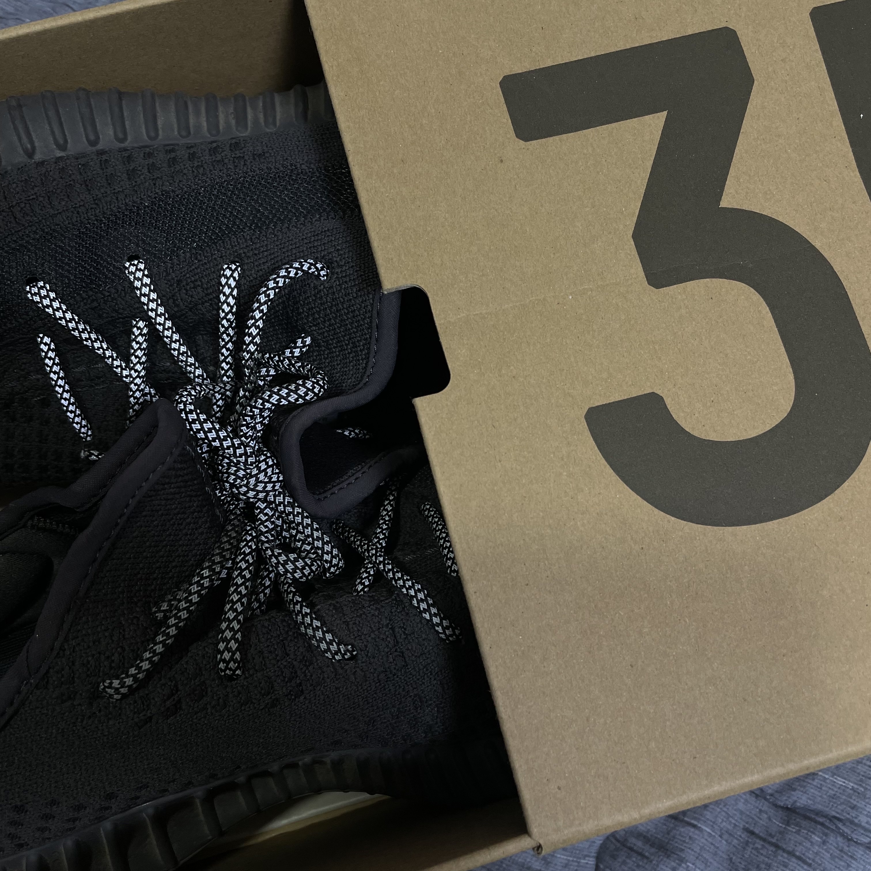 Adidas Yeezy Boost 350 V2 Cinder 착용 스타일