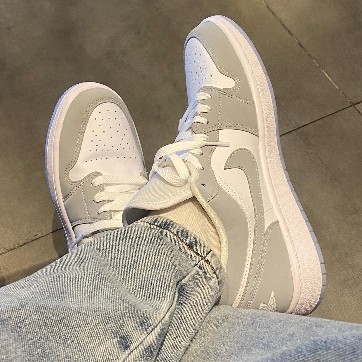(W) Jordan 1 Low White Wolf Grey 착용 스타일 - 4