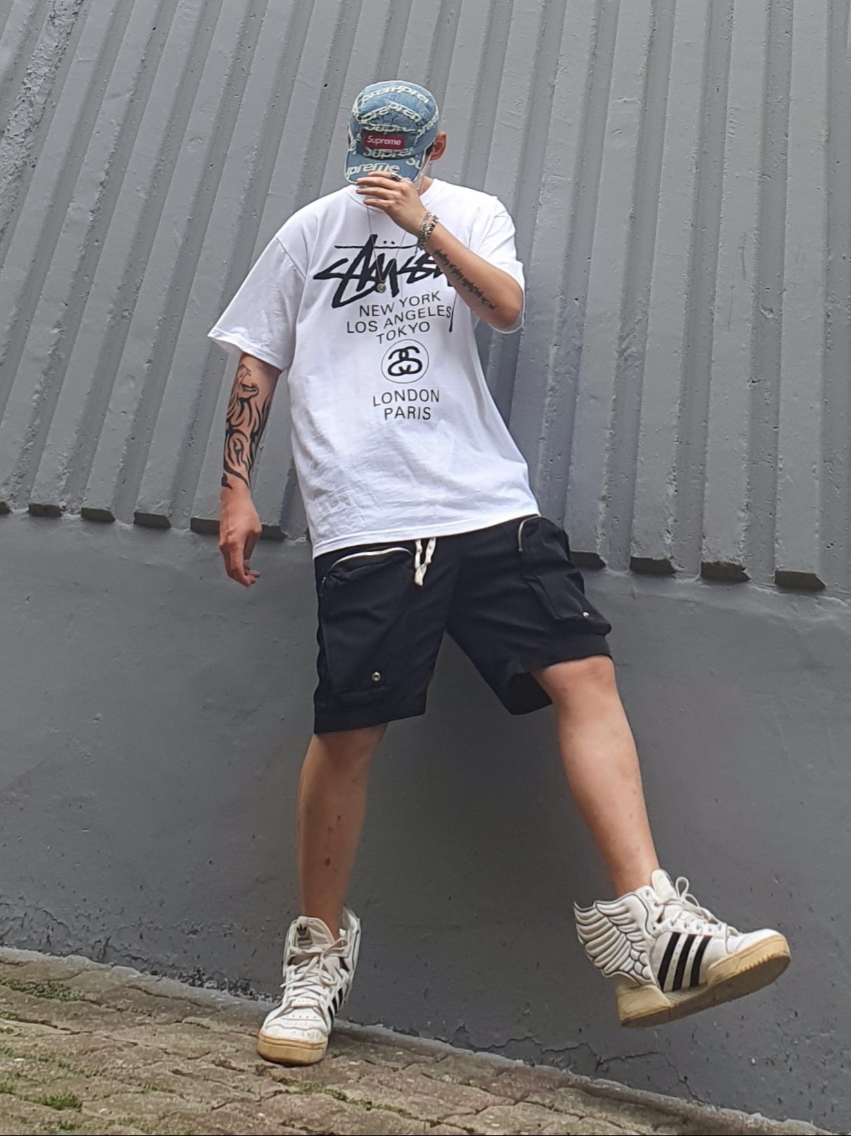 Supreme Frayed Logos Denim Camp Cap Blue - 21SS, Stussy World Tour T-Shirt White 착용 스타일