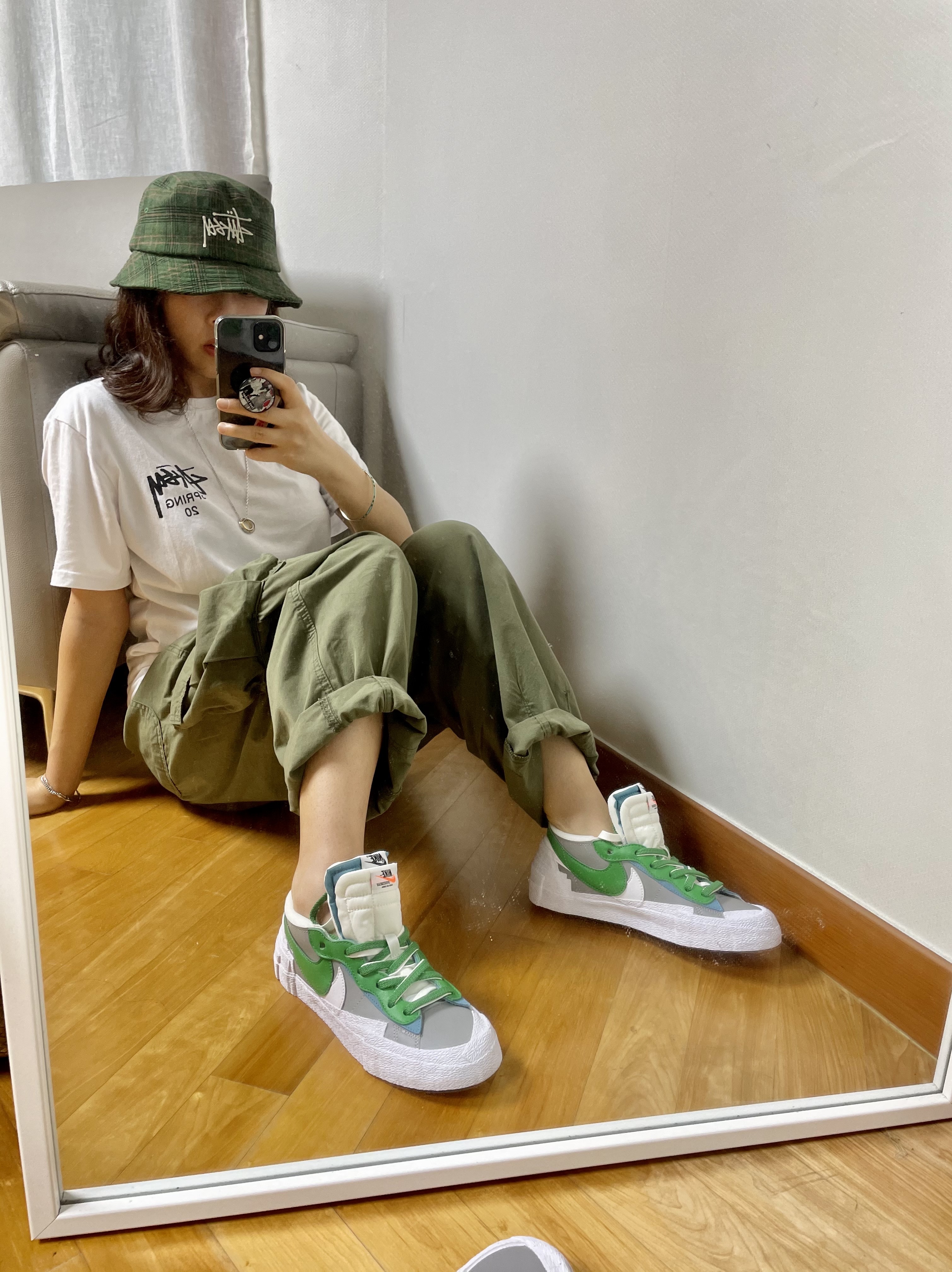 Stussy Bouquet T-Shirt White, Nike x Sacai Blazer Low Classic Green 착용 스타일 - 1