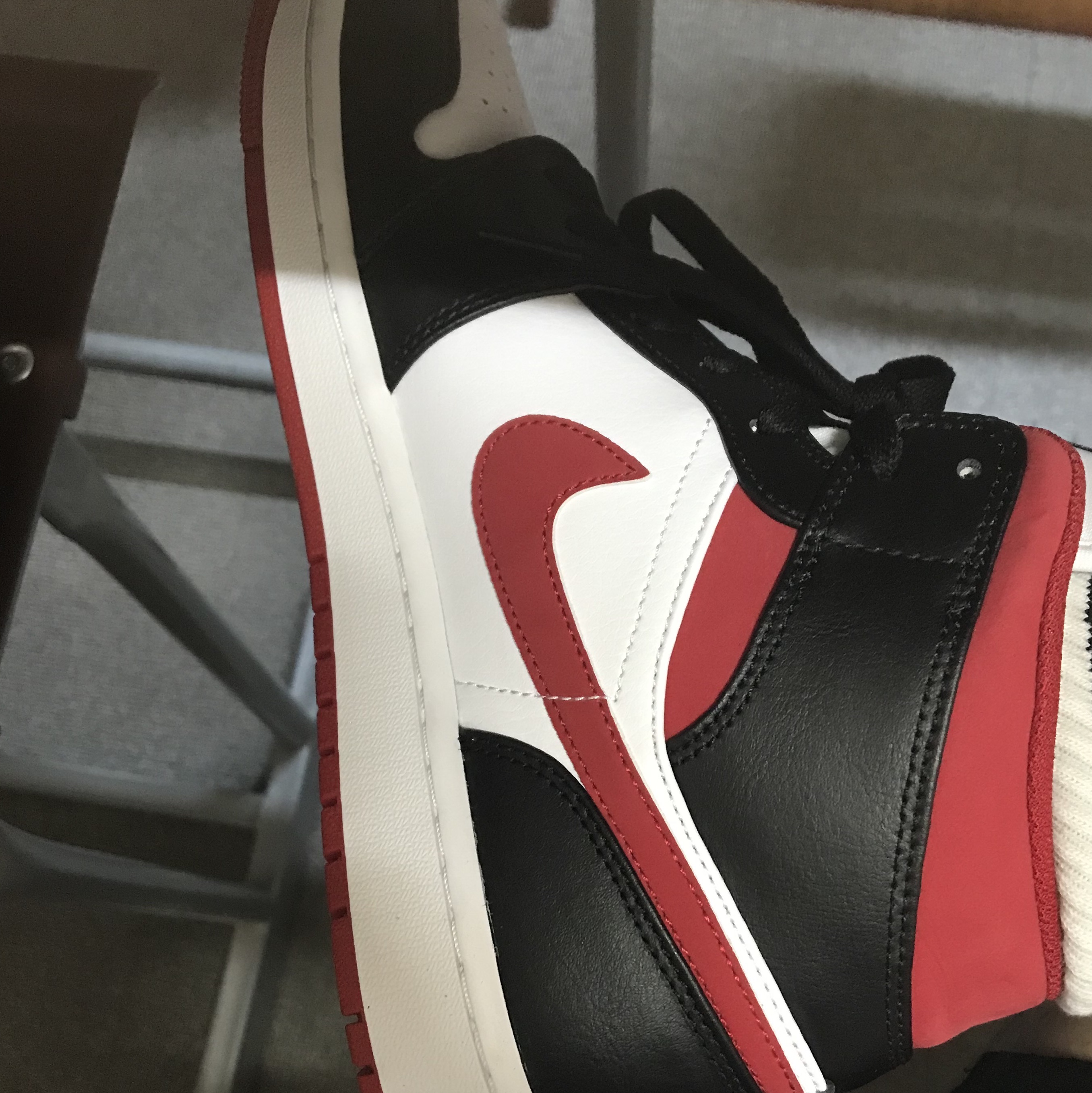 Jordan 1 Mid Gym Red Black White 착용 스타일 - 2